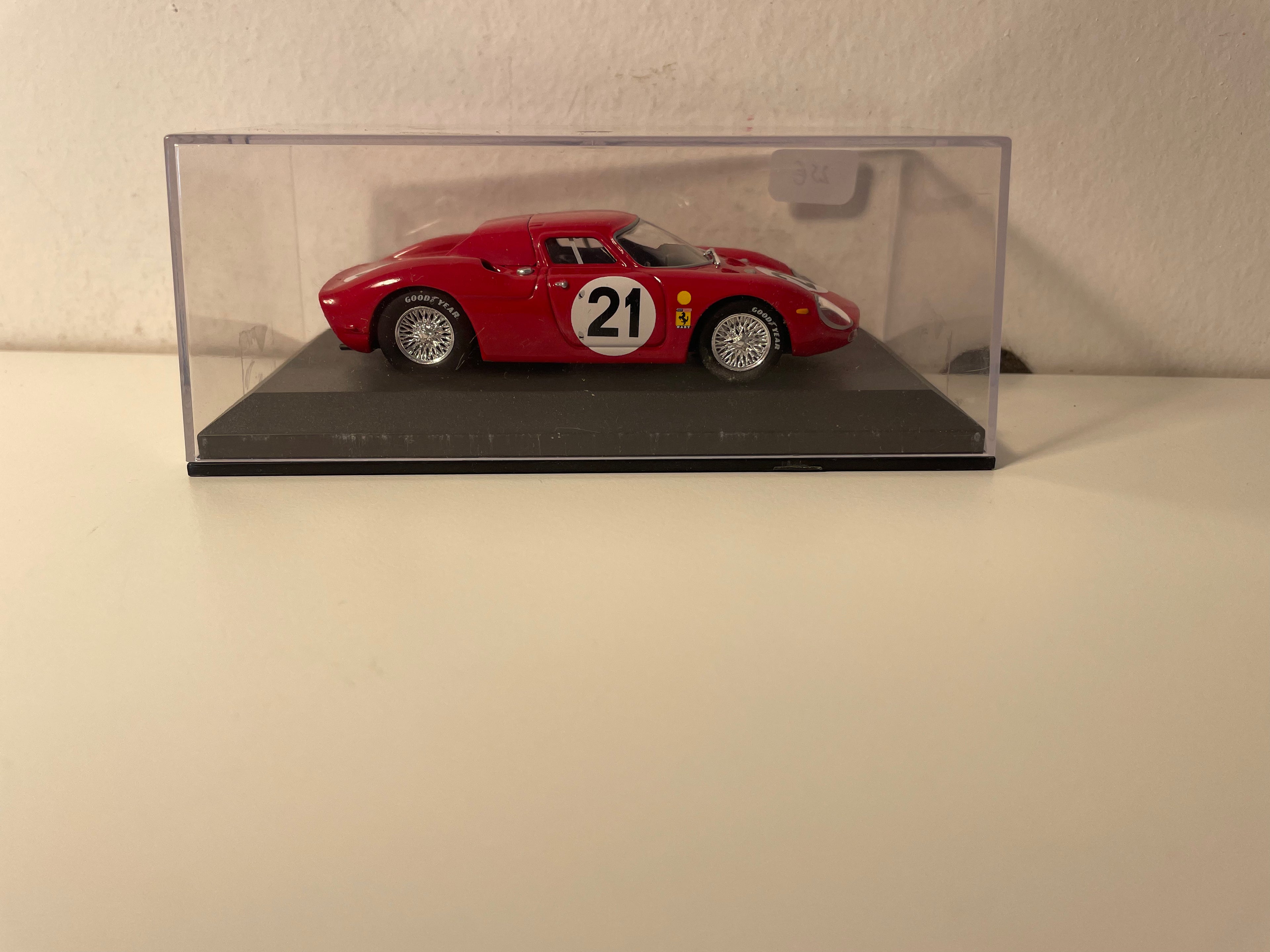 Czerwony Ferrari 250LM numer 21 (24-godzinny wyścig Le Mans z 1965 r.)