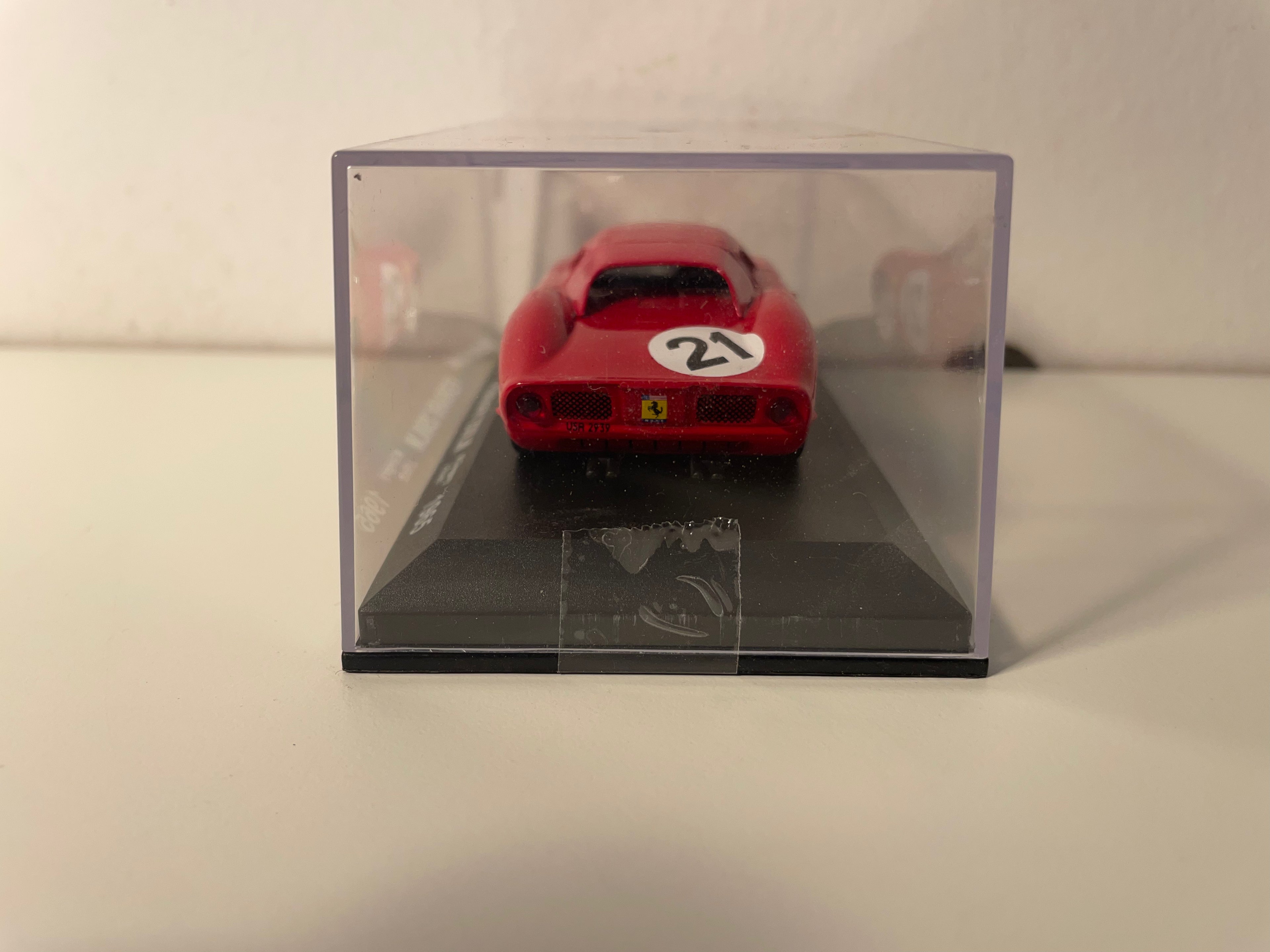 Czerwony Ferrari 250LM numer 21 (24-godzinny wyścig Le Mans z 1965 r.)