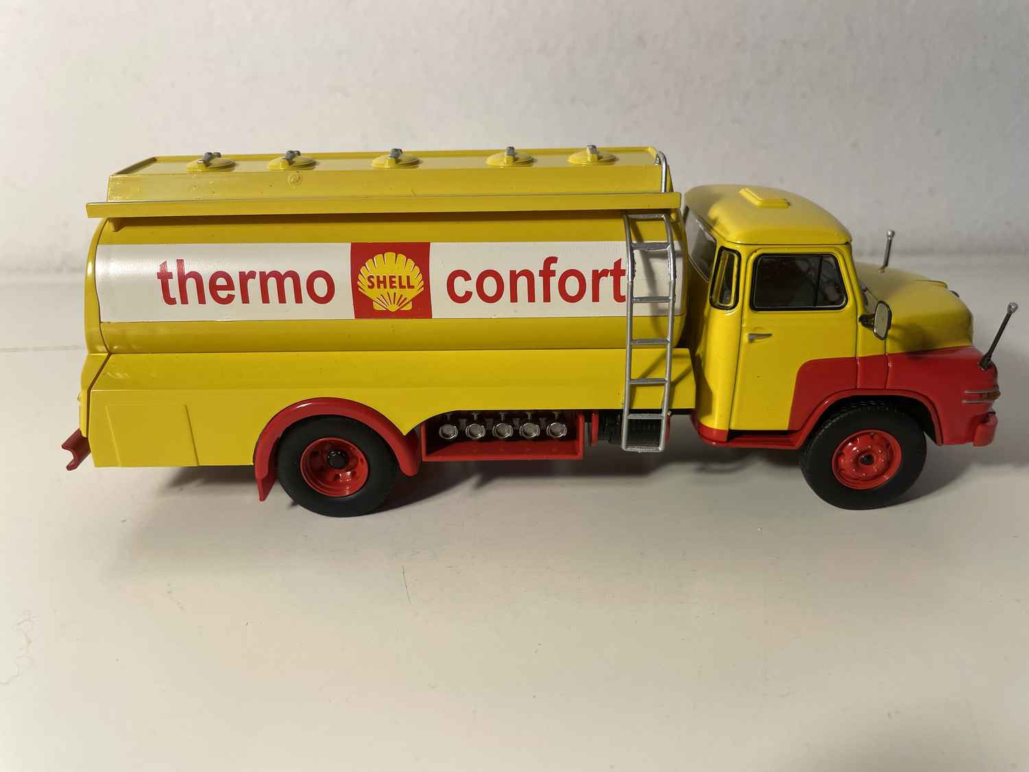 MAN 626 HA Camion vun 1967 gielen THERMO-CONFORT Tankcamion (Shell)