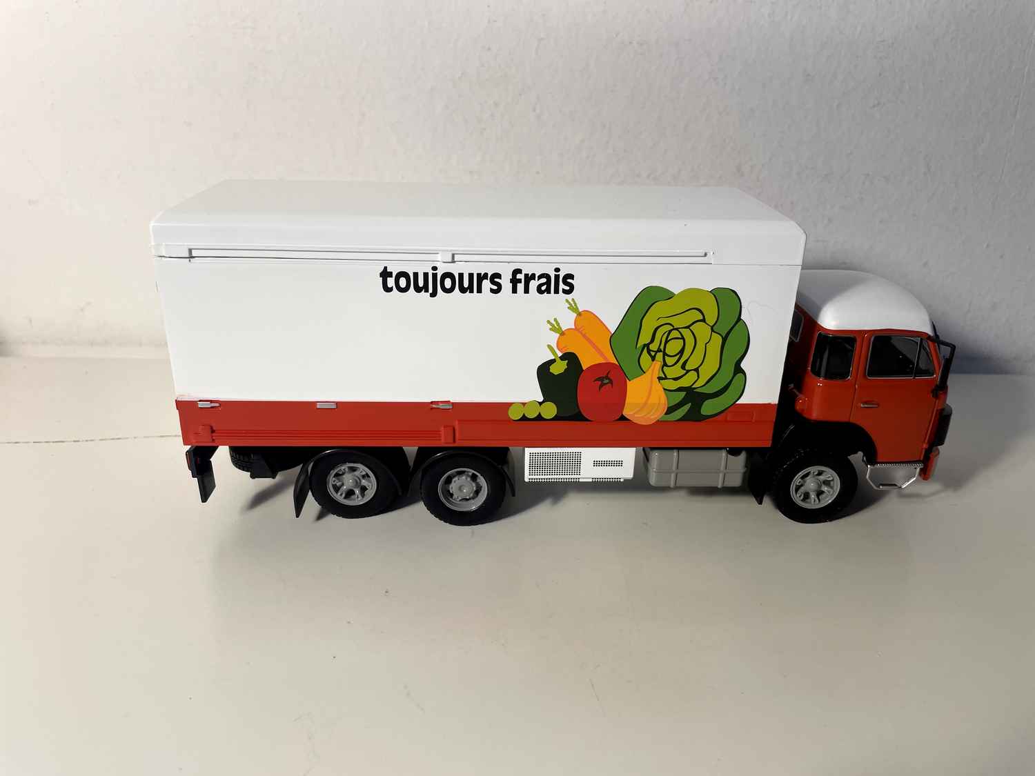 Camião frigorífico Saurer D 330 "COOP" (Immer Frisch)