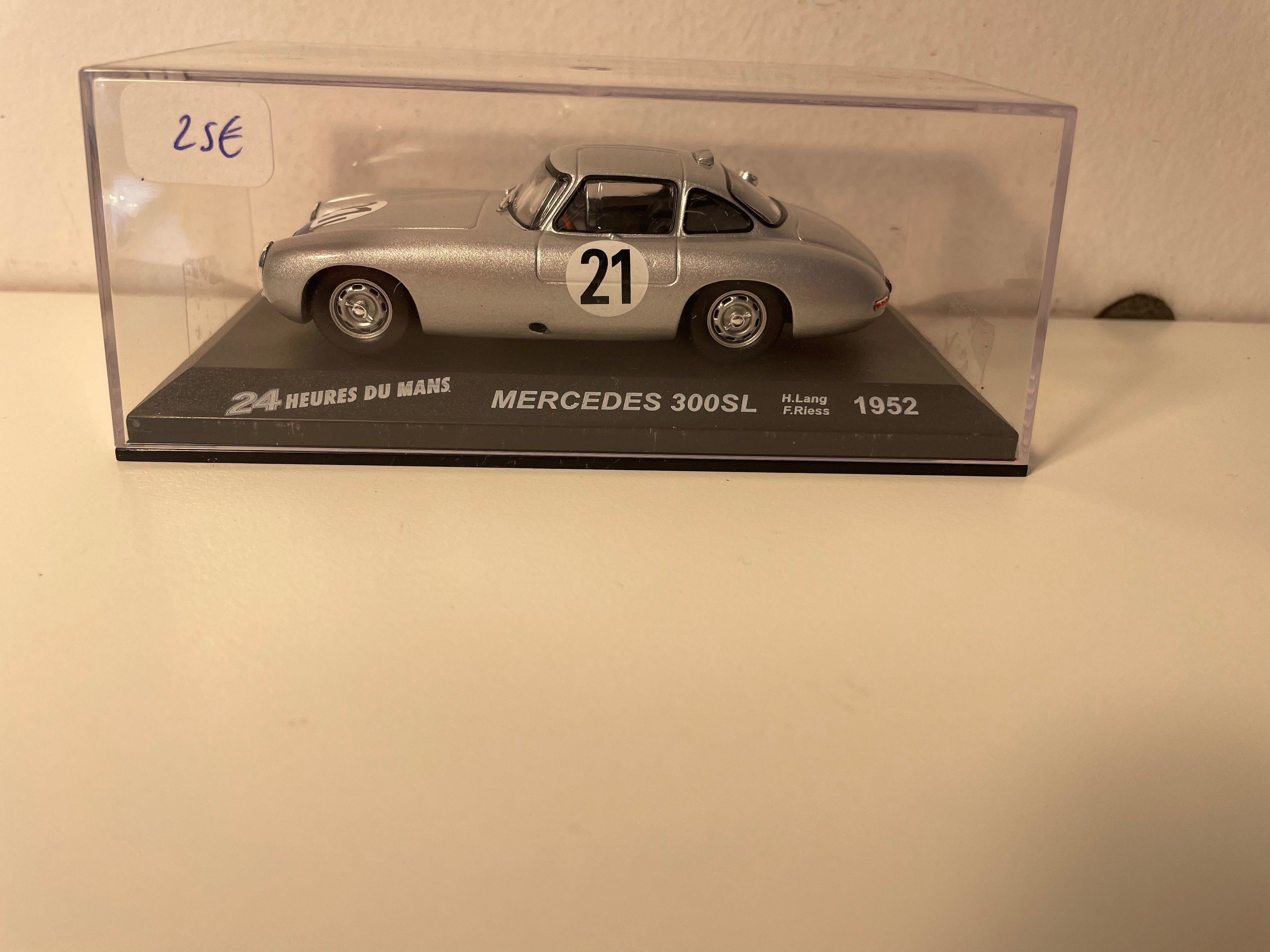 Mercedes 300SL cinzento número 21 (24 Horas de Le Mans de 1952)