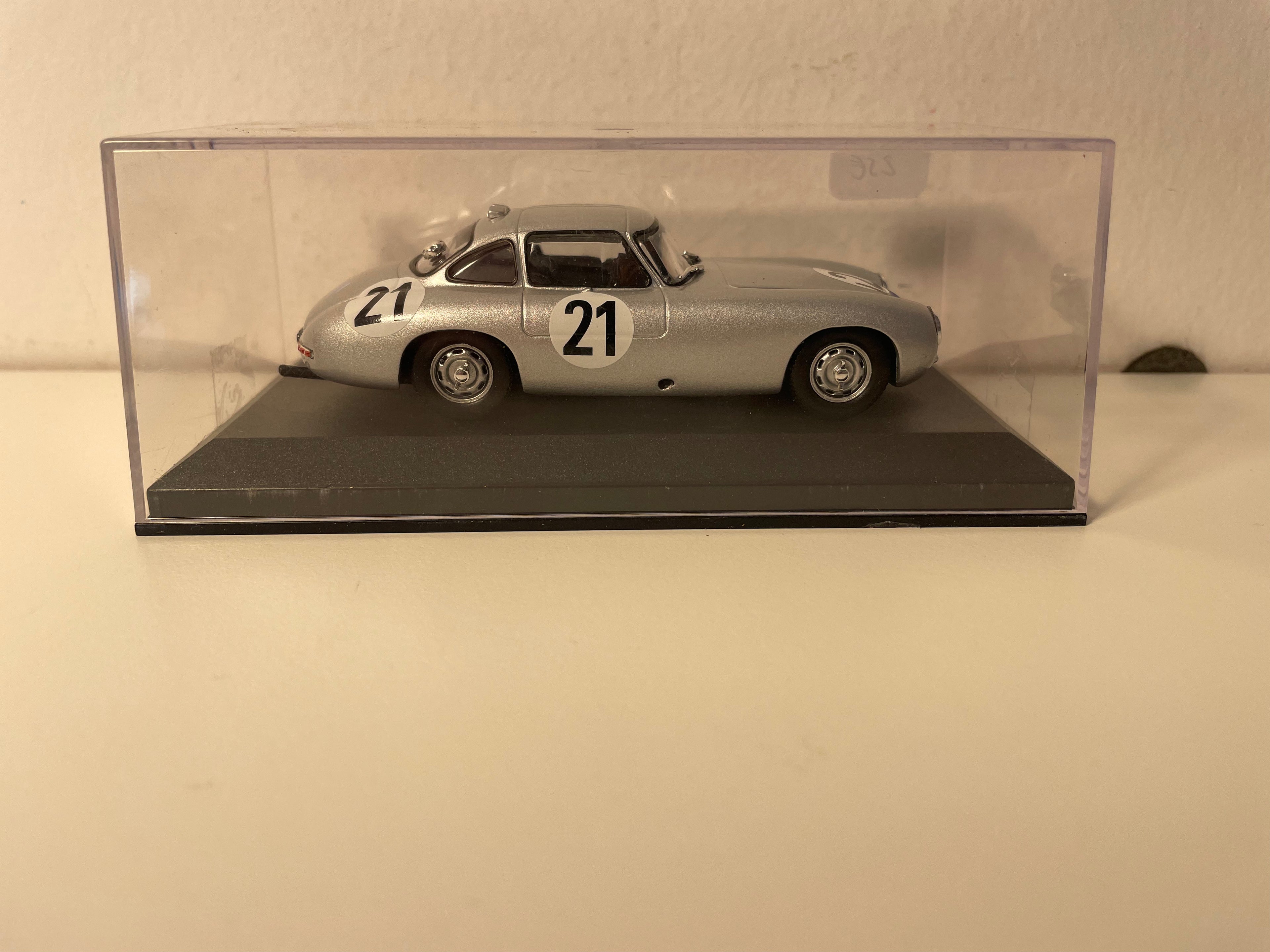 Mercedes 300SL cinzento número 21 (24 Horas de Le Mans de 1952)