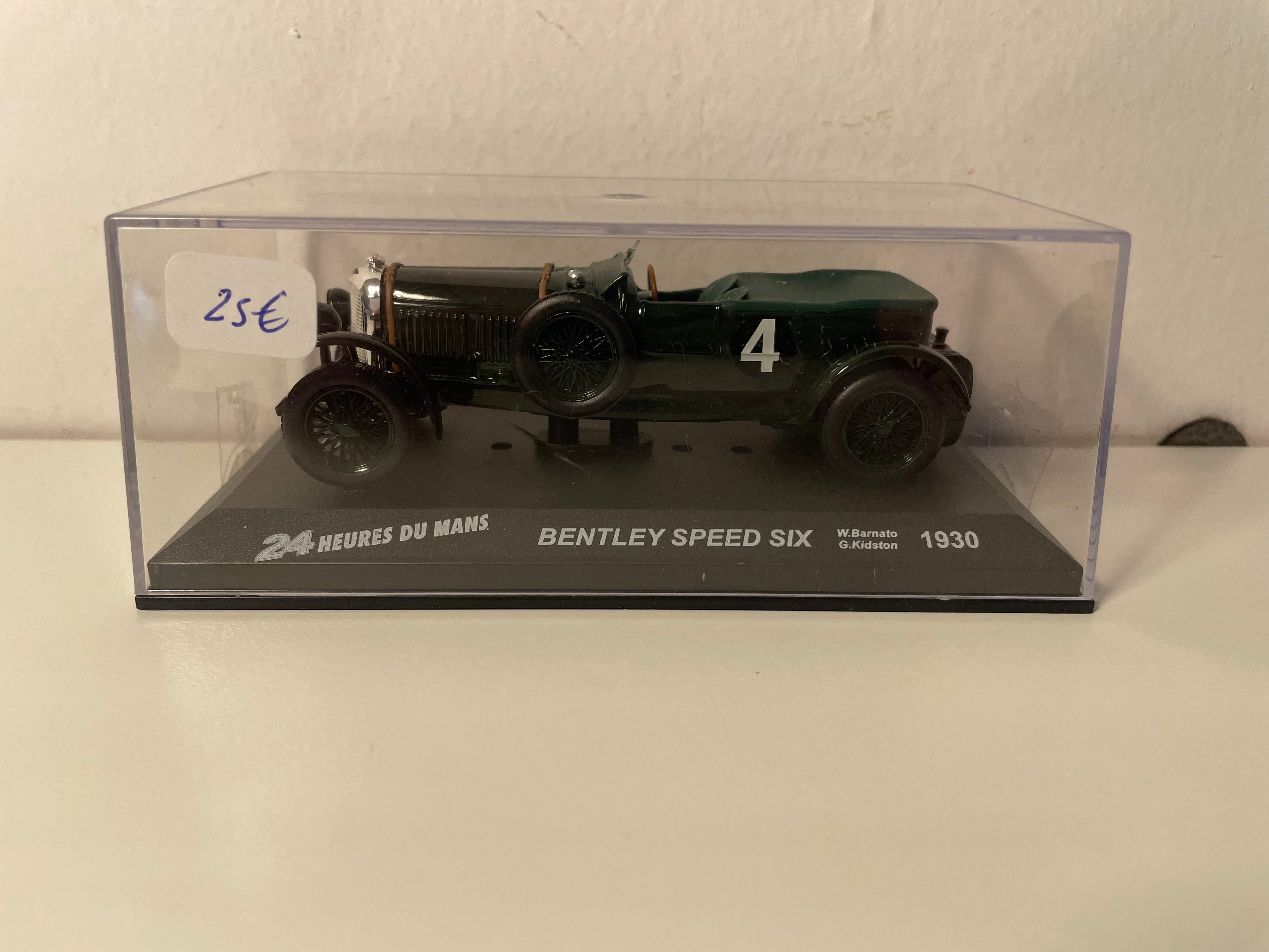 Donkelgréng Bentley Speed Six Nummer 4 (24 Stonne vu Le Mans 1930)