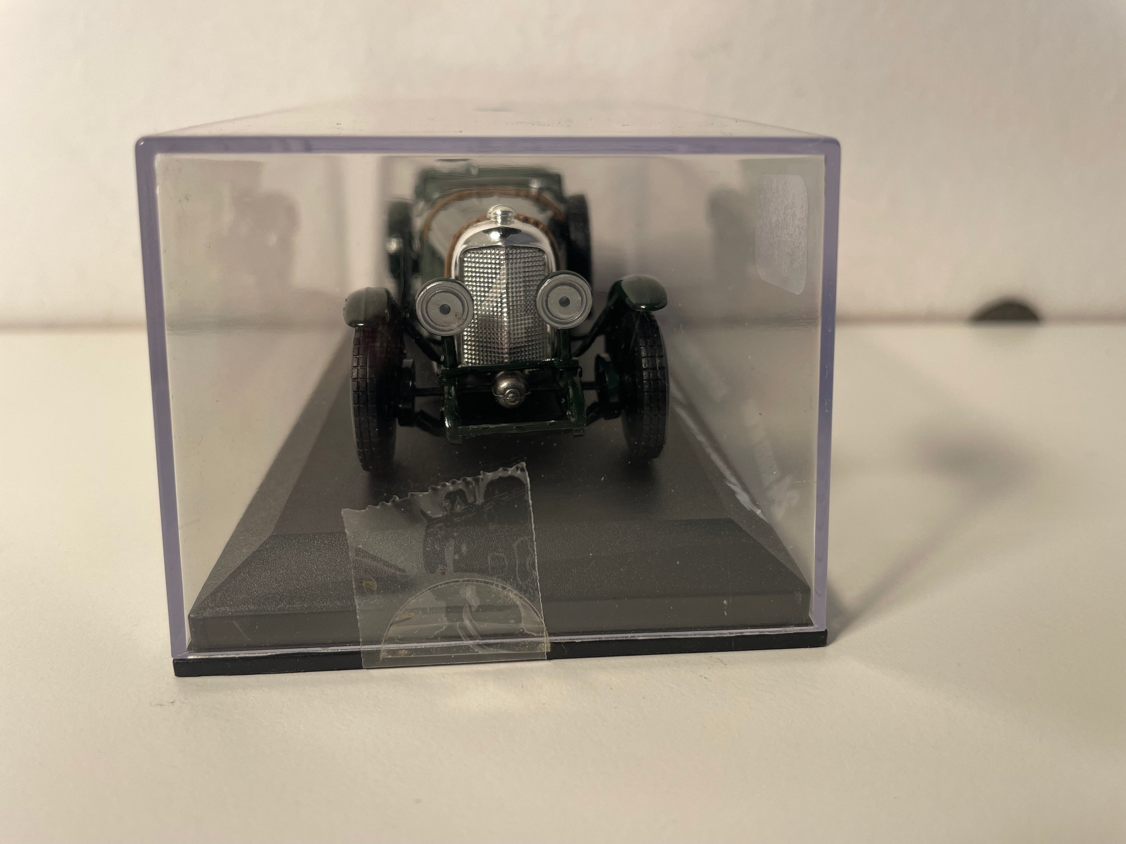 Donkelgréng Bentley Speed Six Nummer 4 (24 Stonne vu Le Mans 1930)