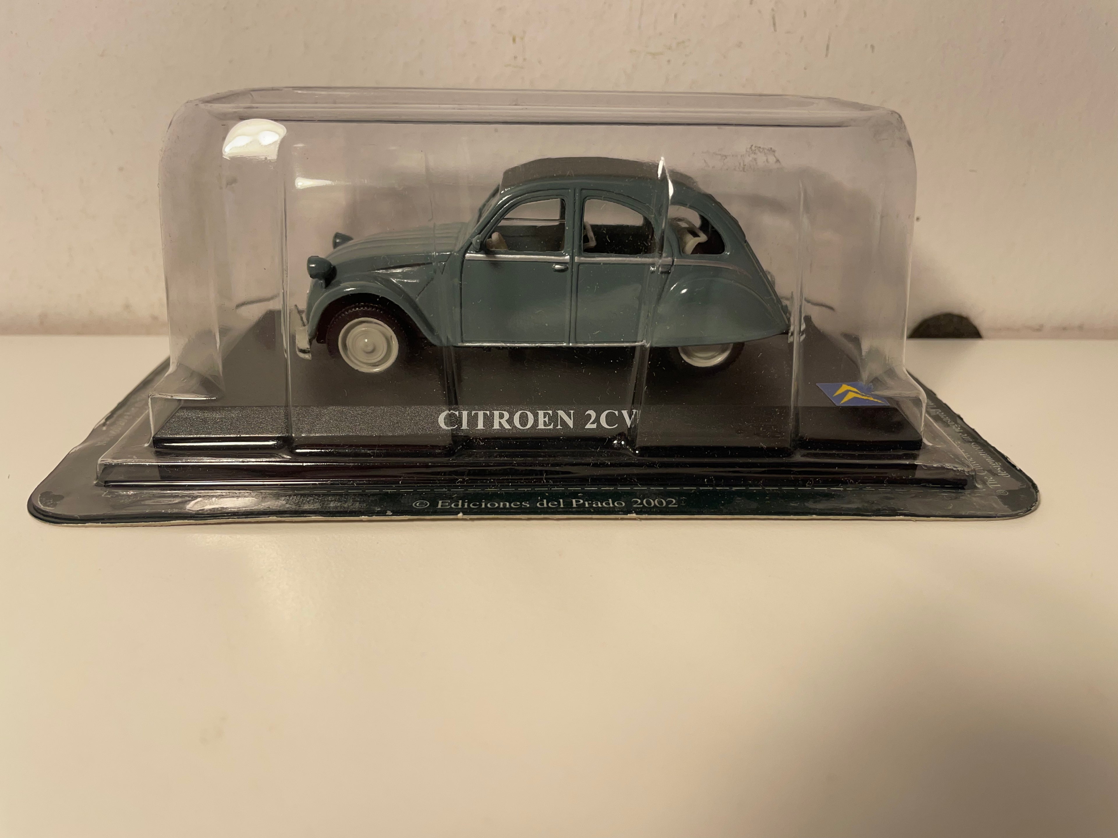 Citroën 2 cv verte foncée ? et capote grise foncée - Del Prado