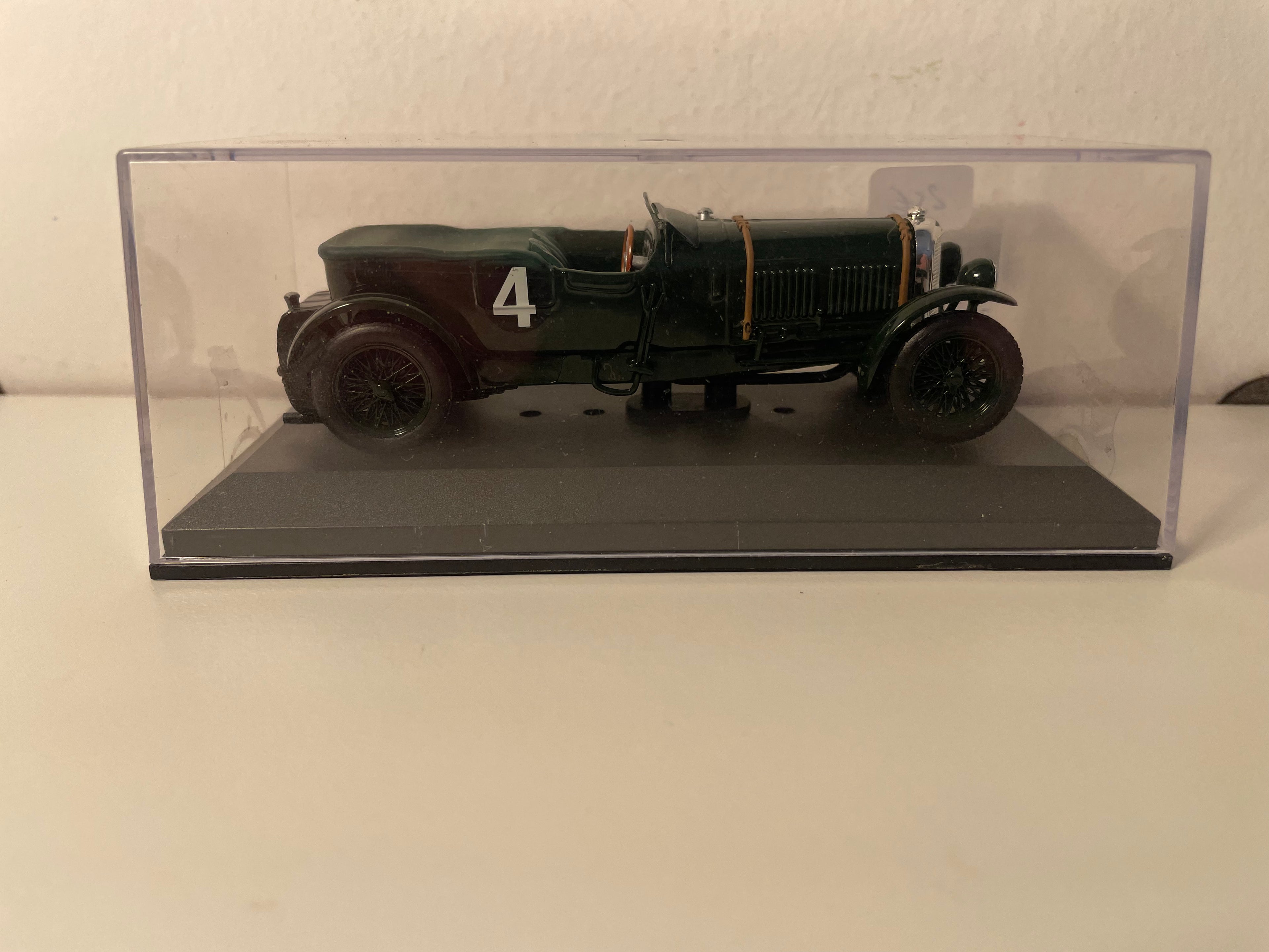 Donkelgréng Bentley Speed Six Nummer 4 (24 Stonne vu Le Mans 1930)