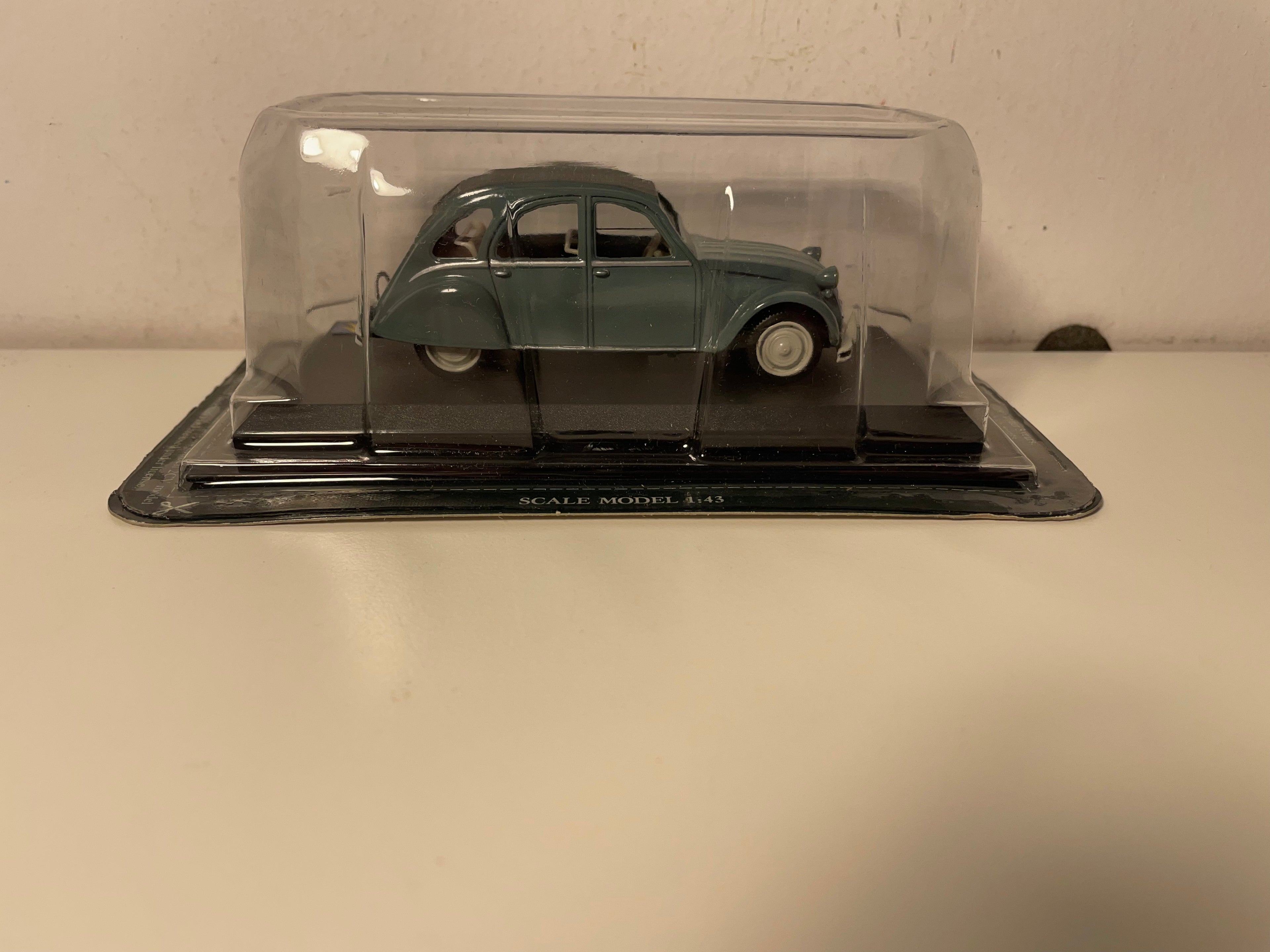 Citroën 2 cv verte foncée ? et capote grise foncée - Del Prado