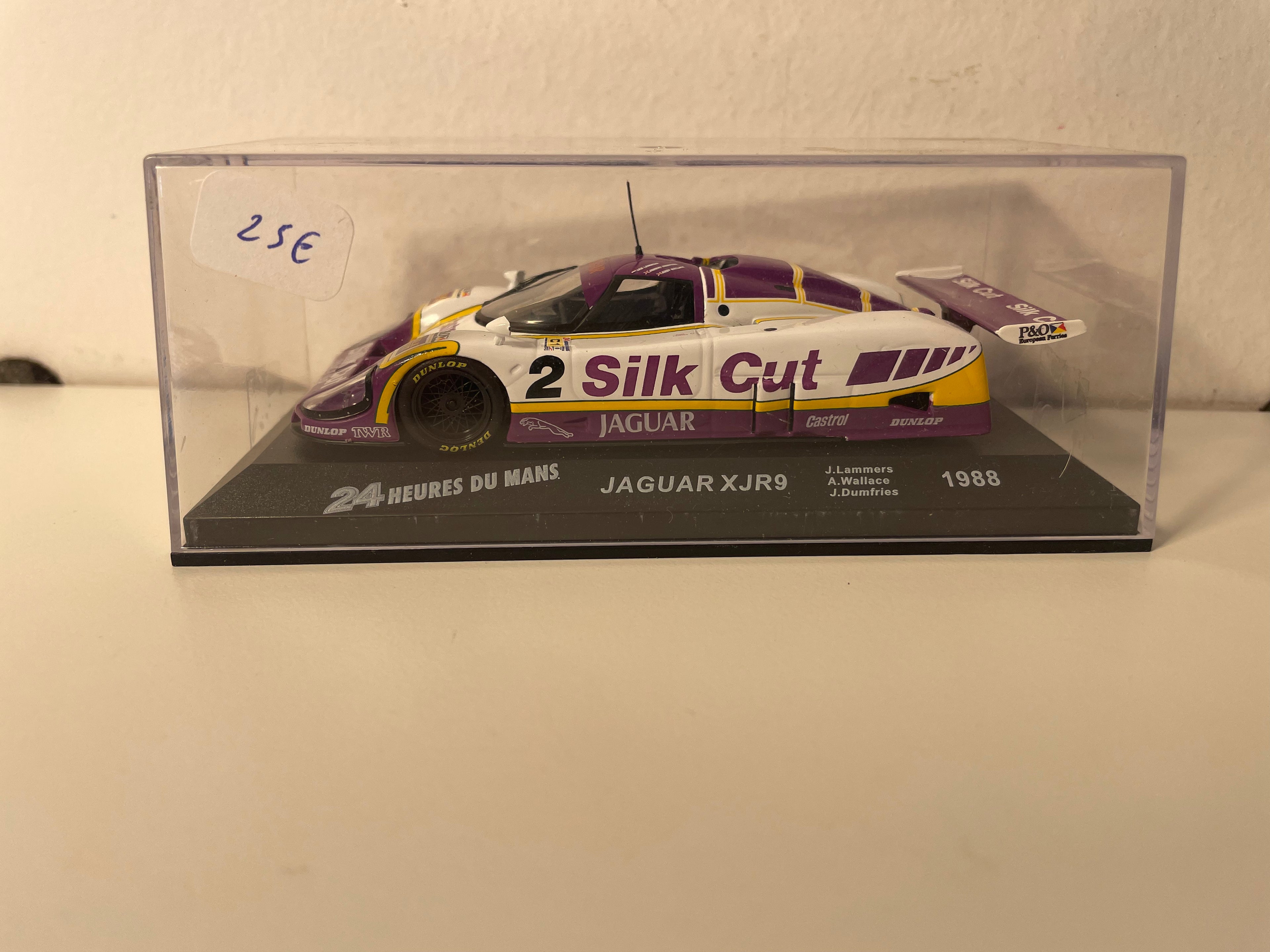Biały, fioletowo-żółty Jaguar XJR9 numer 2 (24-godzinny wyścig Le Mans z 1988 r.)