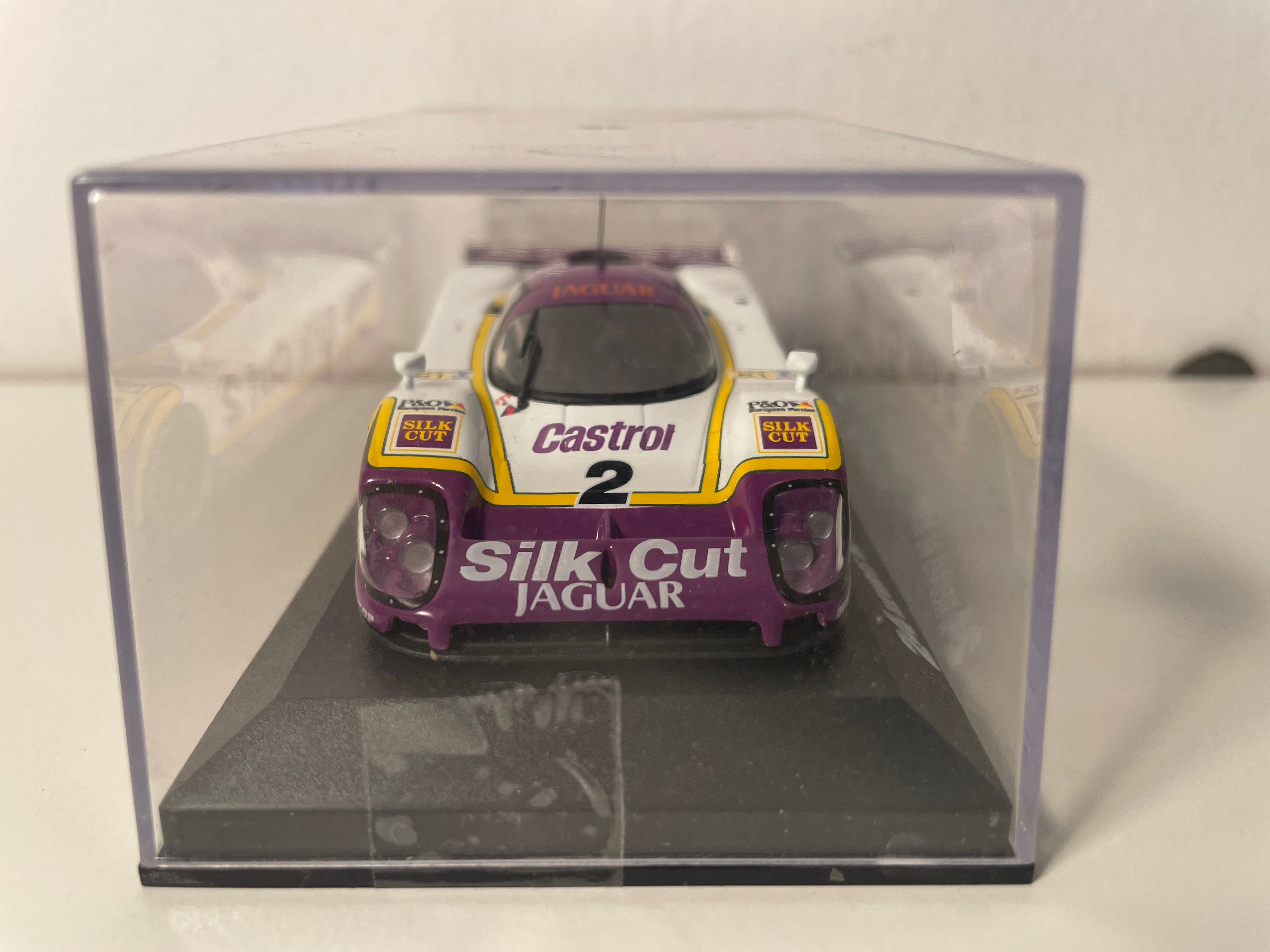 Biały, fioletowo-żółty Jaguar XJR9 numer 2 (24-godzinny wyścig Le Mans z 1988 r.)
