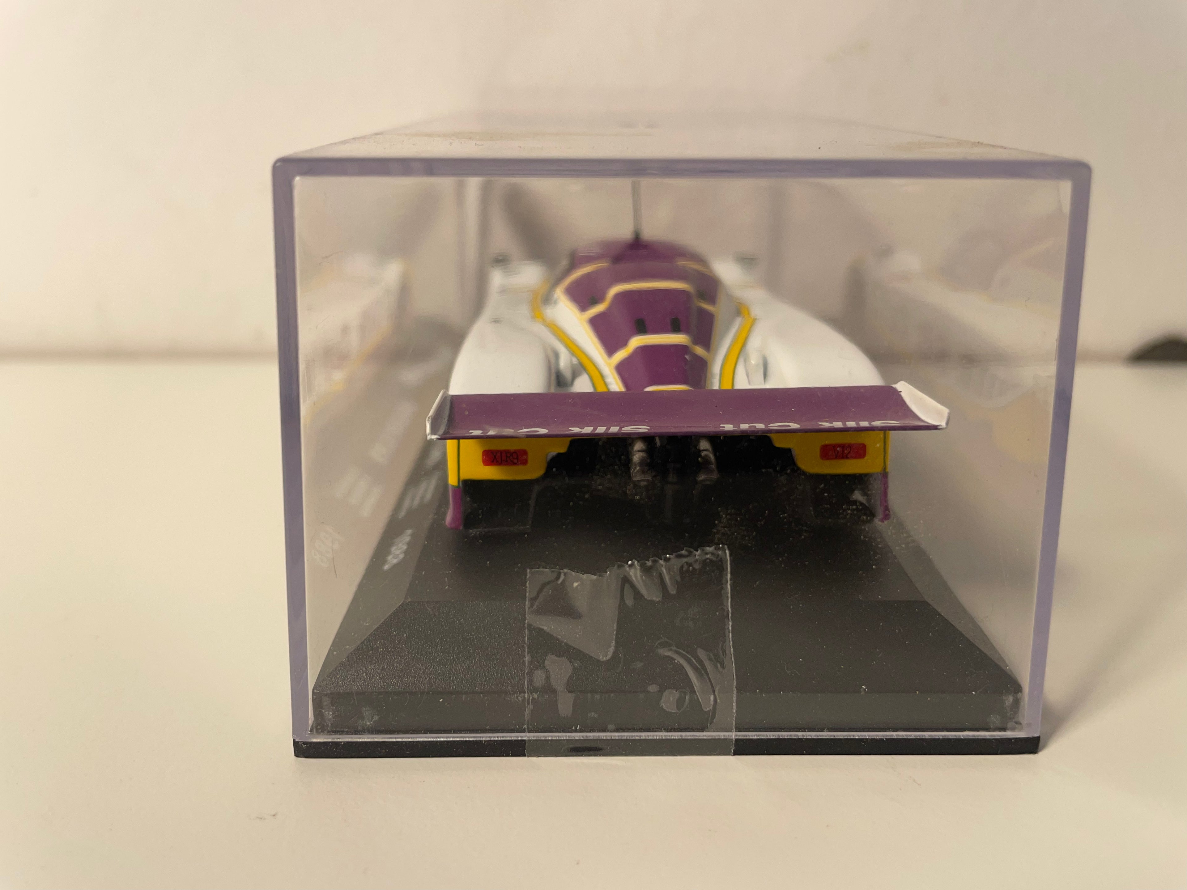 Biały, fioletowo-żółty Jaguar XJR9 numer 2 (24-godzinny wyścig Le Mans z 1988 r.)