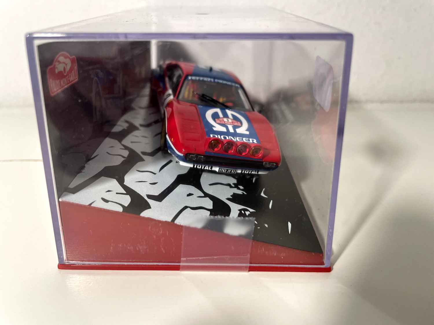 Ferrari 308GTB vermelho e azul número 3 - Rali de Monte Carlo de 1982