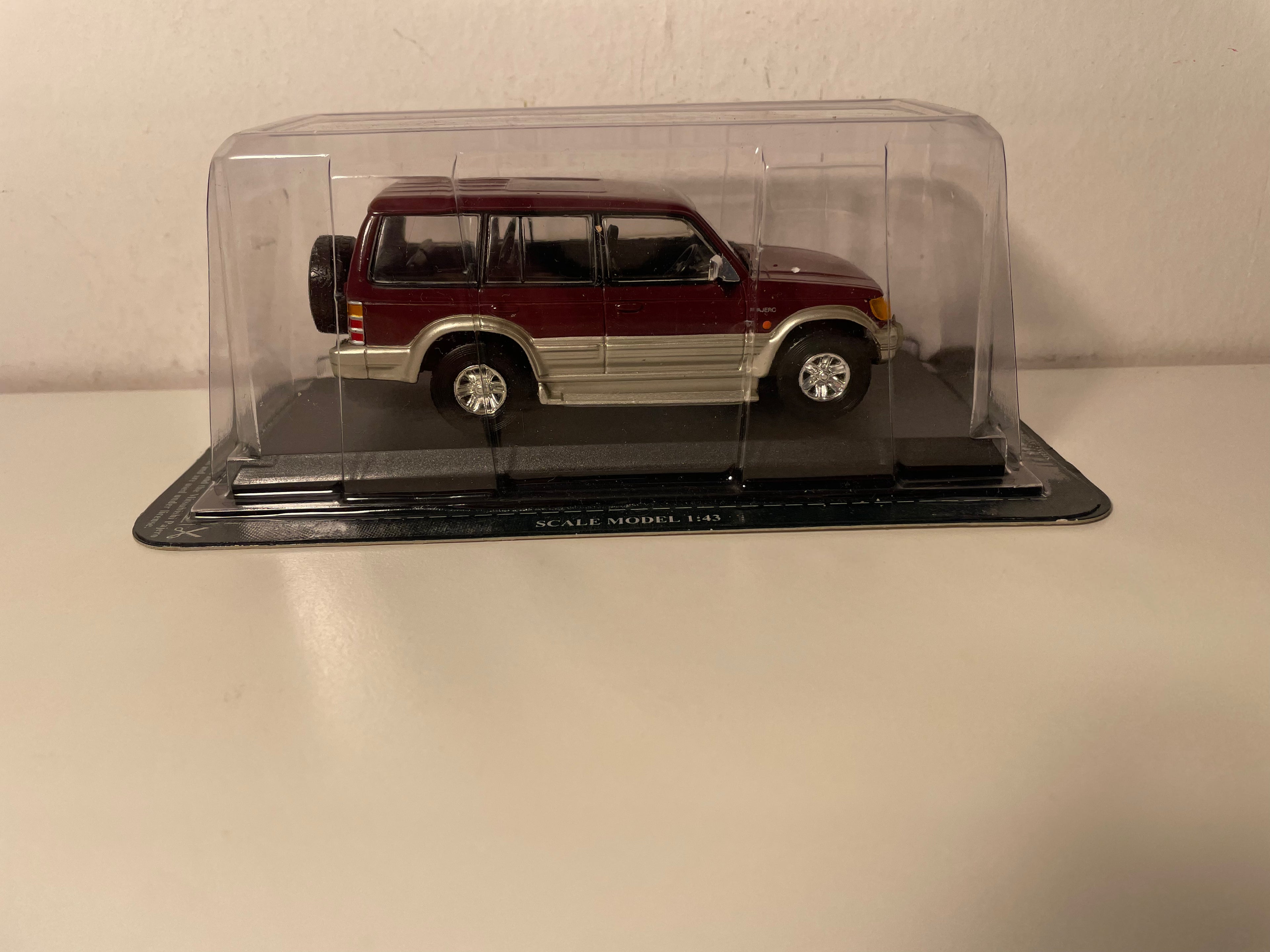Mitsubishi Pajero bordeaux et gris - Del Prado