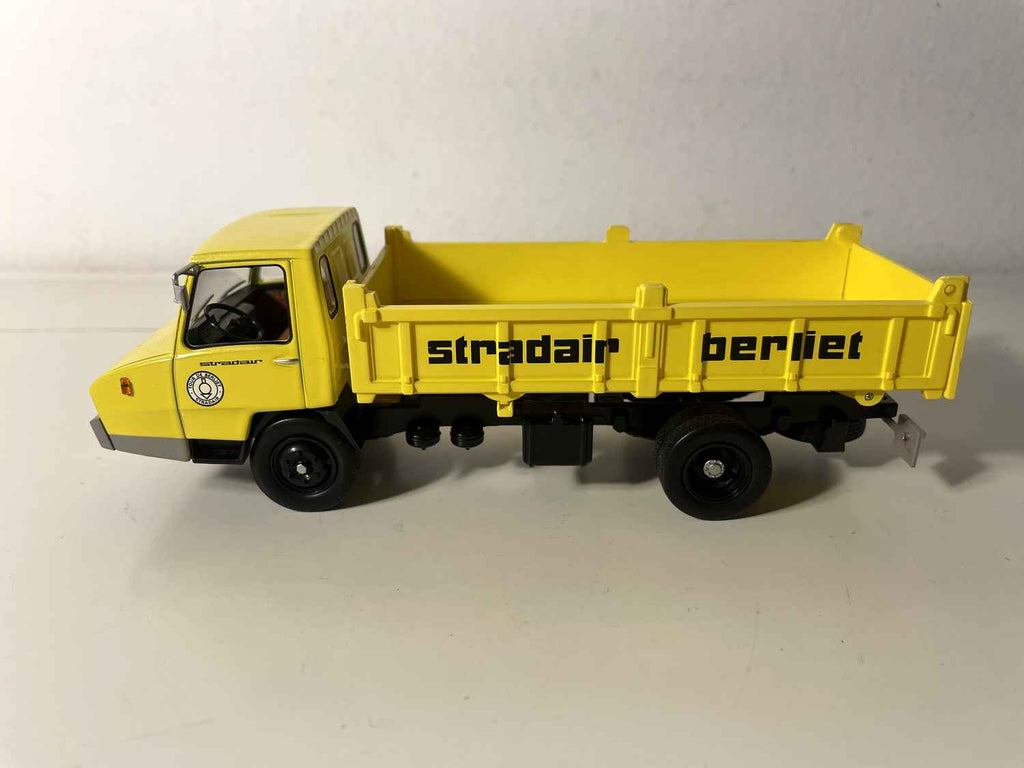 Camión volquete amarillo Berliet Stradair (Francia 1969)