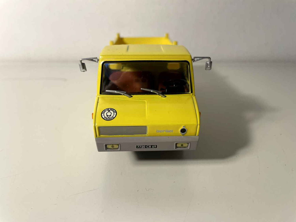 Camión volquete amarillo Berliet Stradair (Francia 1969)