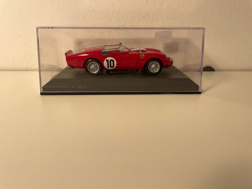 Ferrari TR61 czerwone numer 10 - 24 godziny Le Mans 1961