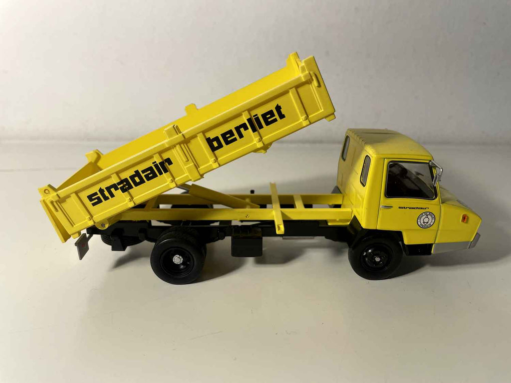 Camión volquete amarillo Berliet Stradair (Francia 1969)