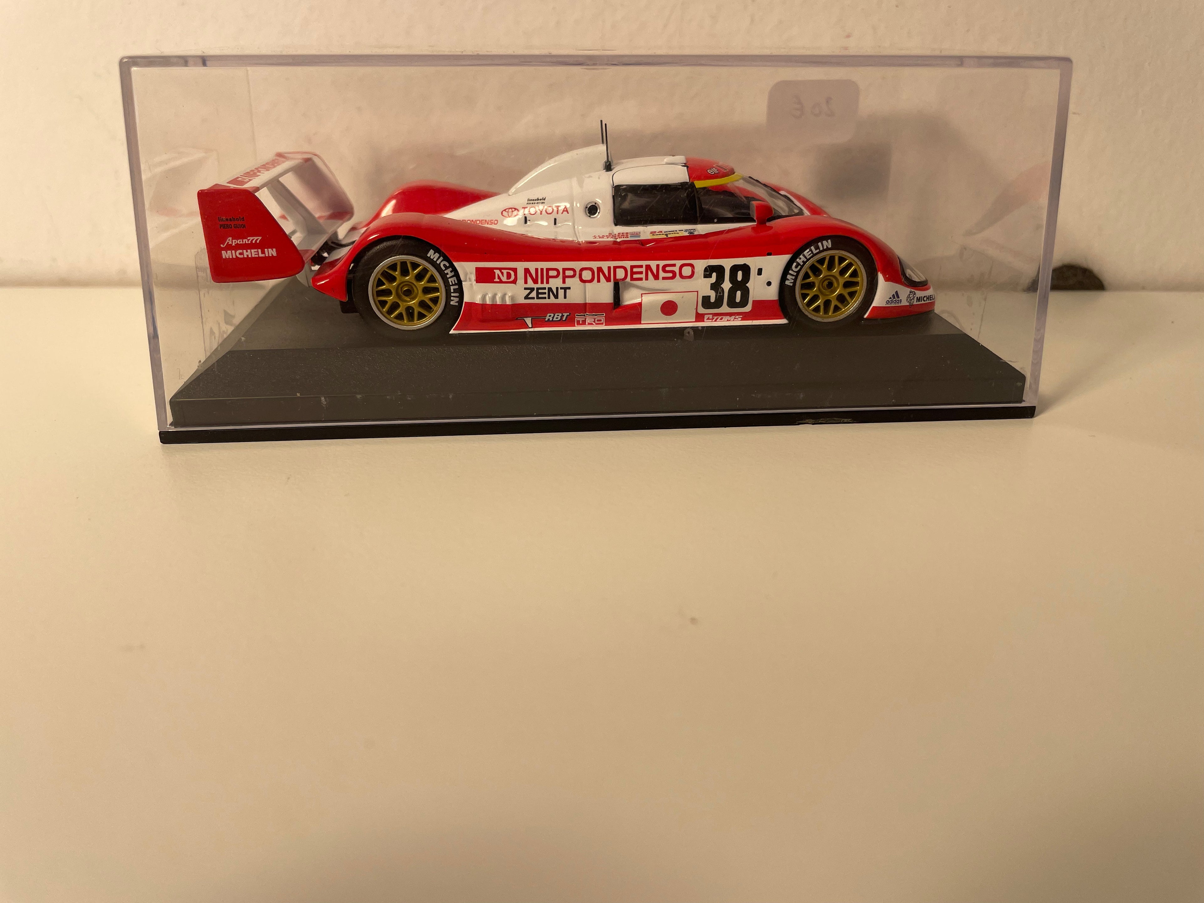 Toyota TS10 rojo y blanco número 38 (24 Horas de Le Mans de 1993)