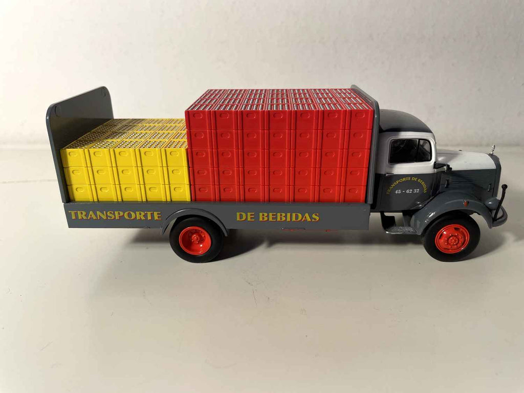 Mercedes-Benz L312 Truck - Brauer-Pritsche mit gelben und roten Kisten (Getränketransport)