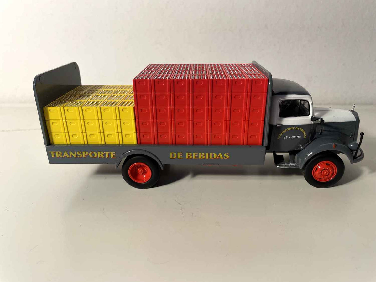 Mercedes-Benz L312 Truck - Brauer-Pritsche mit gelben und roten Kisten (Getränketransport)