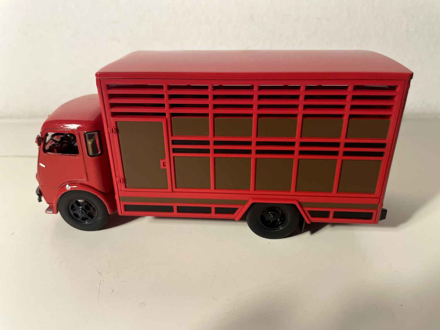 Camion Berliet GLB rouge et marron bétaillère transports de bestiaux
