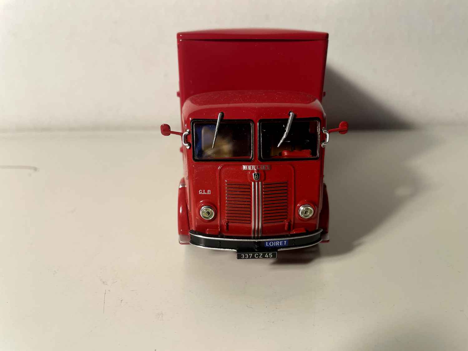Camion Berliet GLB rouge et marron bétaillère transports de bestiaux