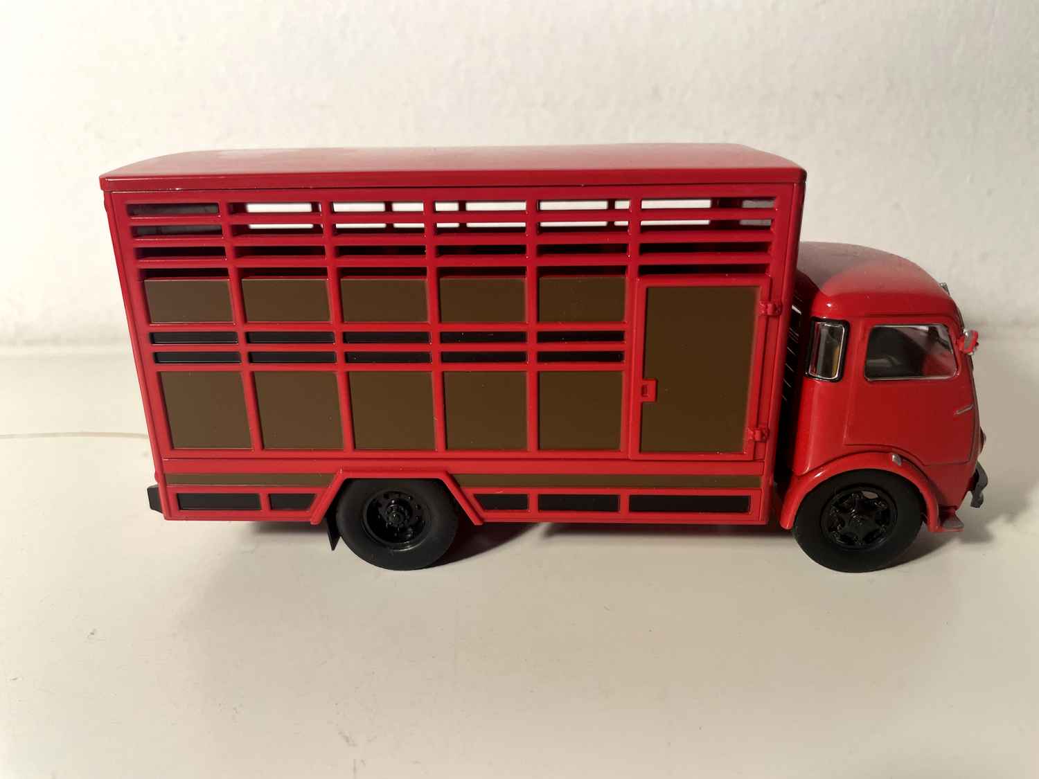 Camion Berliet GLB rouge et marron bétaillère transports de bestiaux