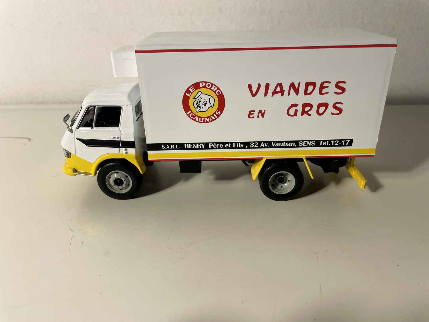 Caminhão frigorífico Citroën Belphégor branco, preto e amarelo 'Carnes em grosso' - Porco Icaunais