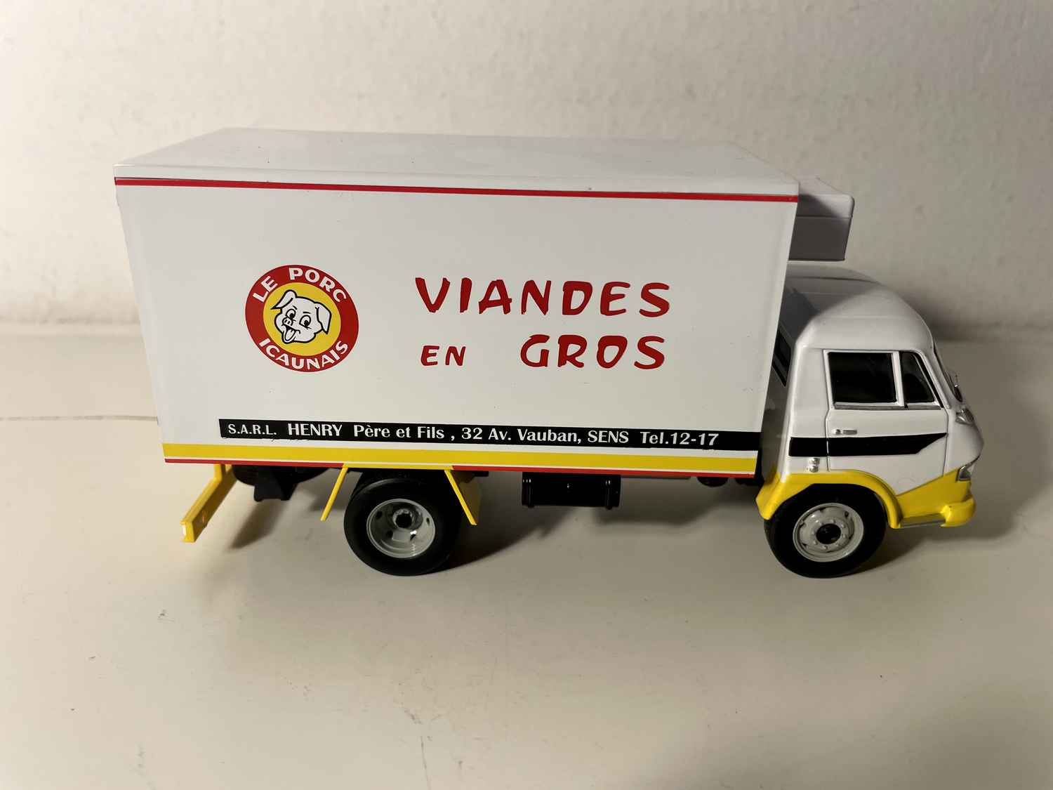 Caminhão frigorífico Citroën Belphégor branco, preto e amarelo 'Carnes em grosso' - Porco Icaunais