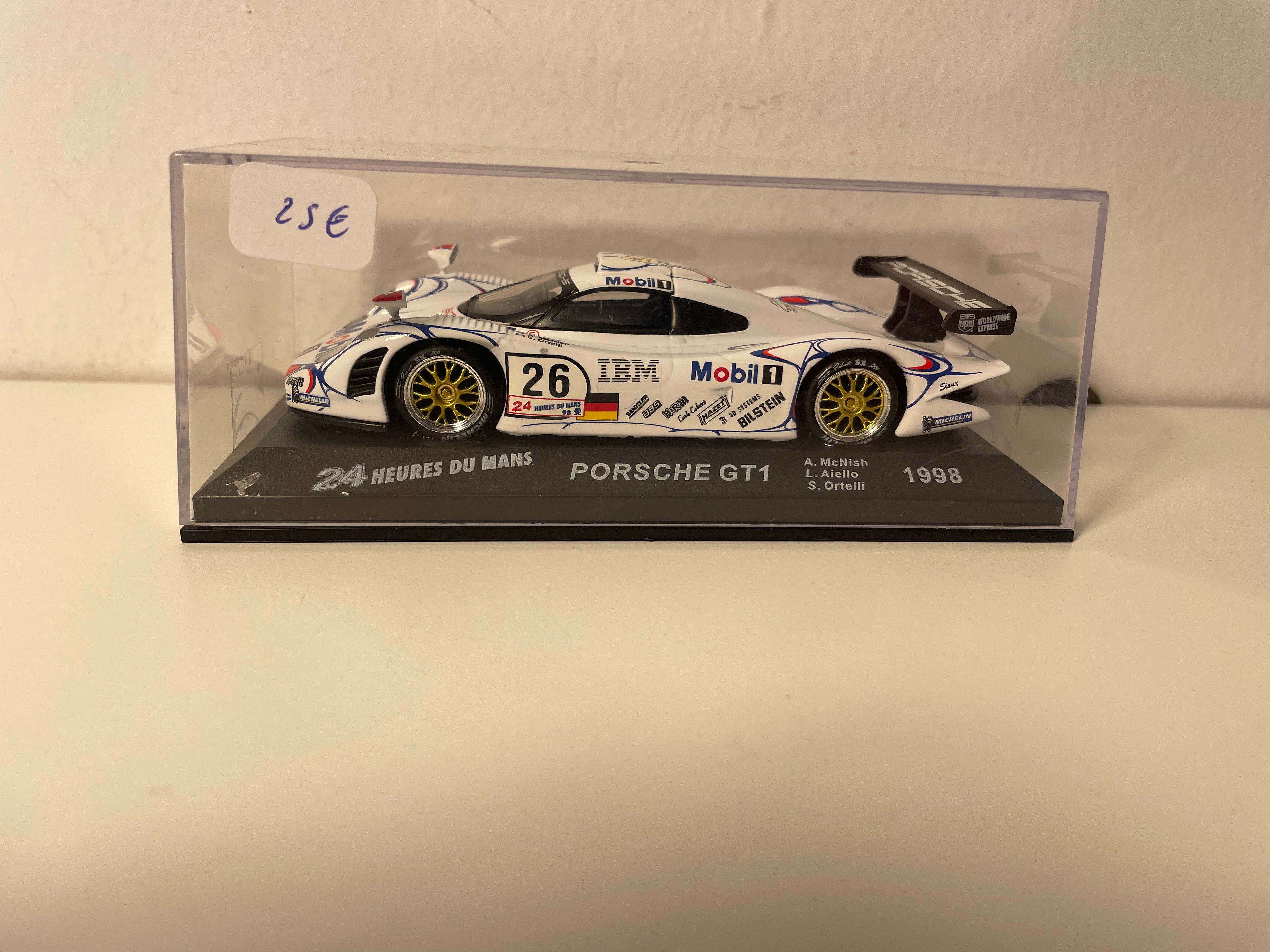 Porsche GT1 wäiss Nummer 26 - 24 Stonnen vu Le Mans