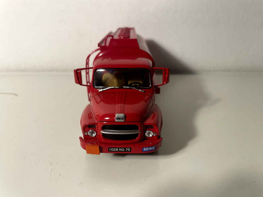 Camion UNIC MZ-36 Saverne - camion cisterna TOTAL rosso