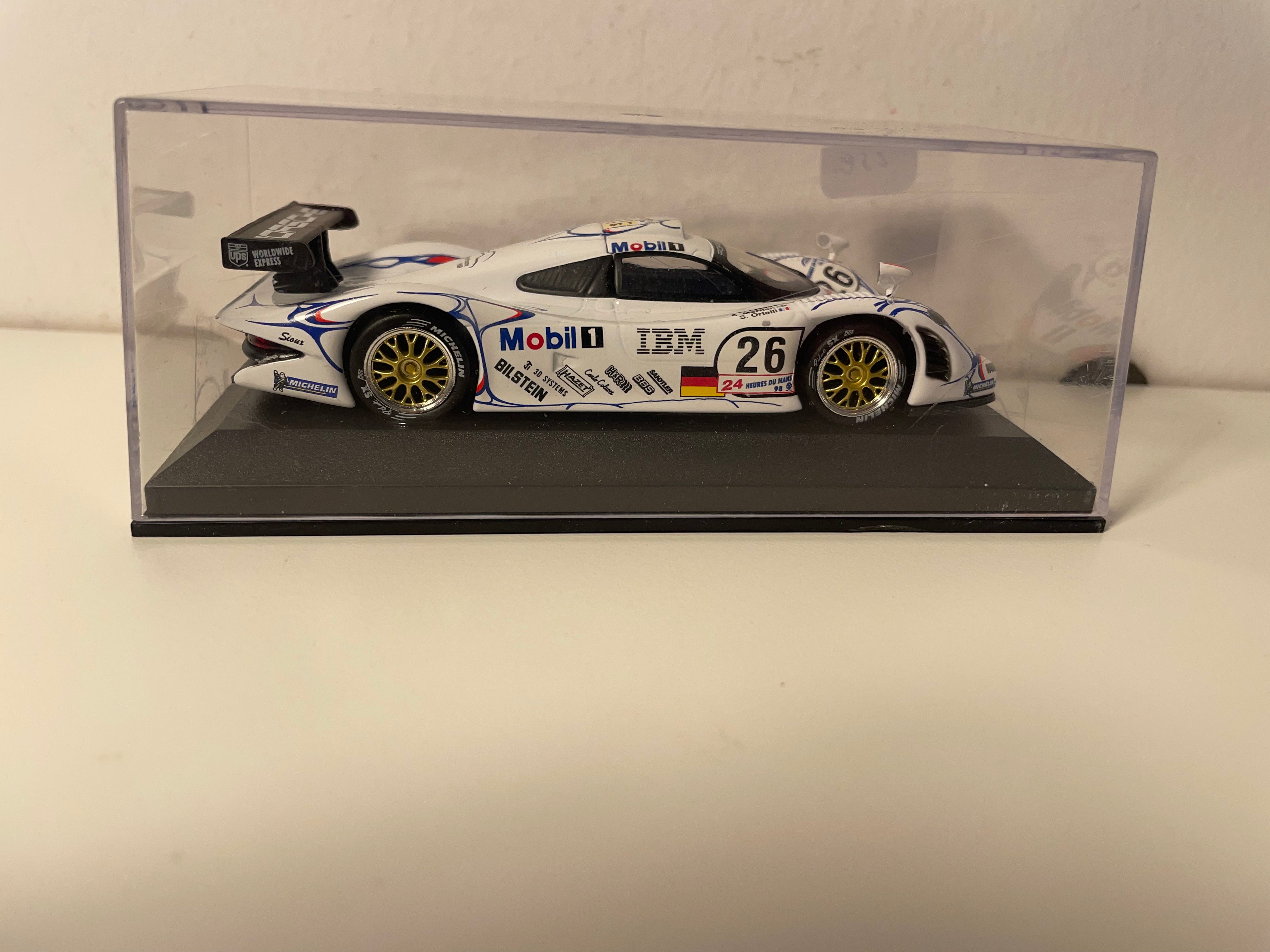 Porsche GT1 wäiss Nummer 26 - 24 Stonnen vu Le Mans