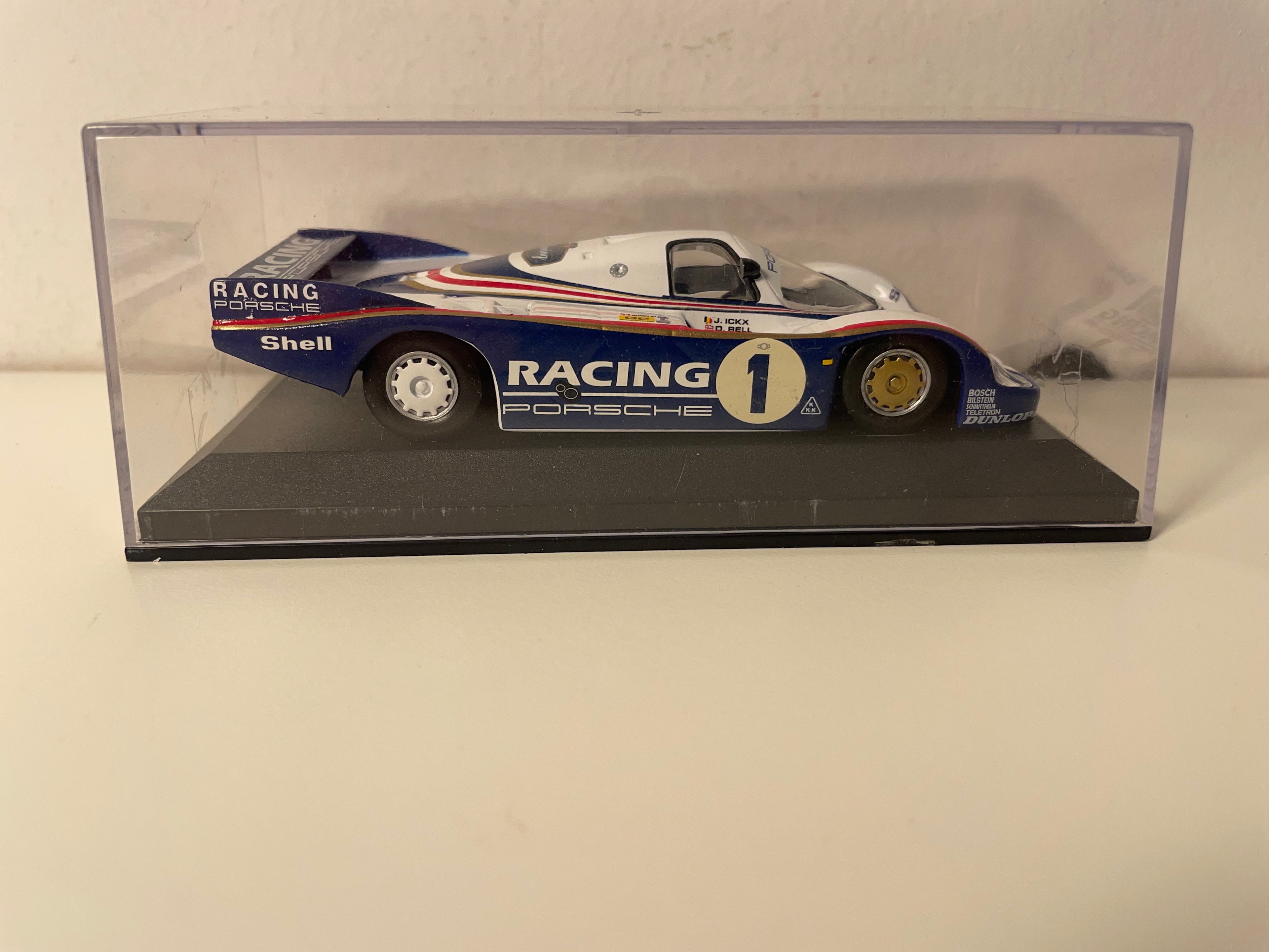 Niebiesko-białe Porsche 956 numer 1 (24-godzinny wyścig Le Mans z 1982 r.)