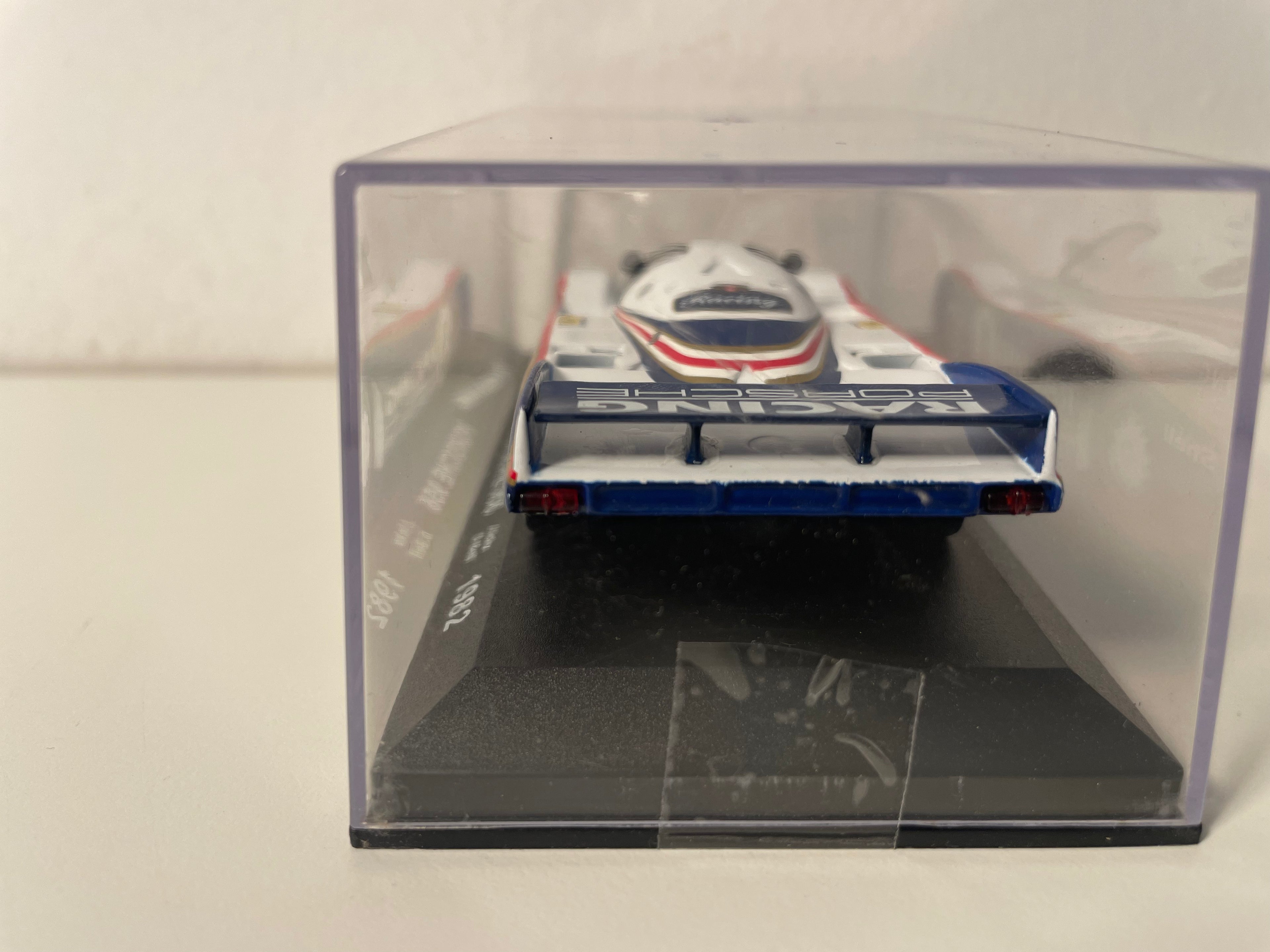 Niebiesko-białe Porsche 956 numer 1 (24-godzinny wyścig Le Mans z 1982 r.)
