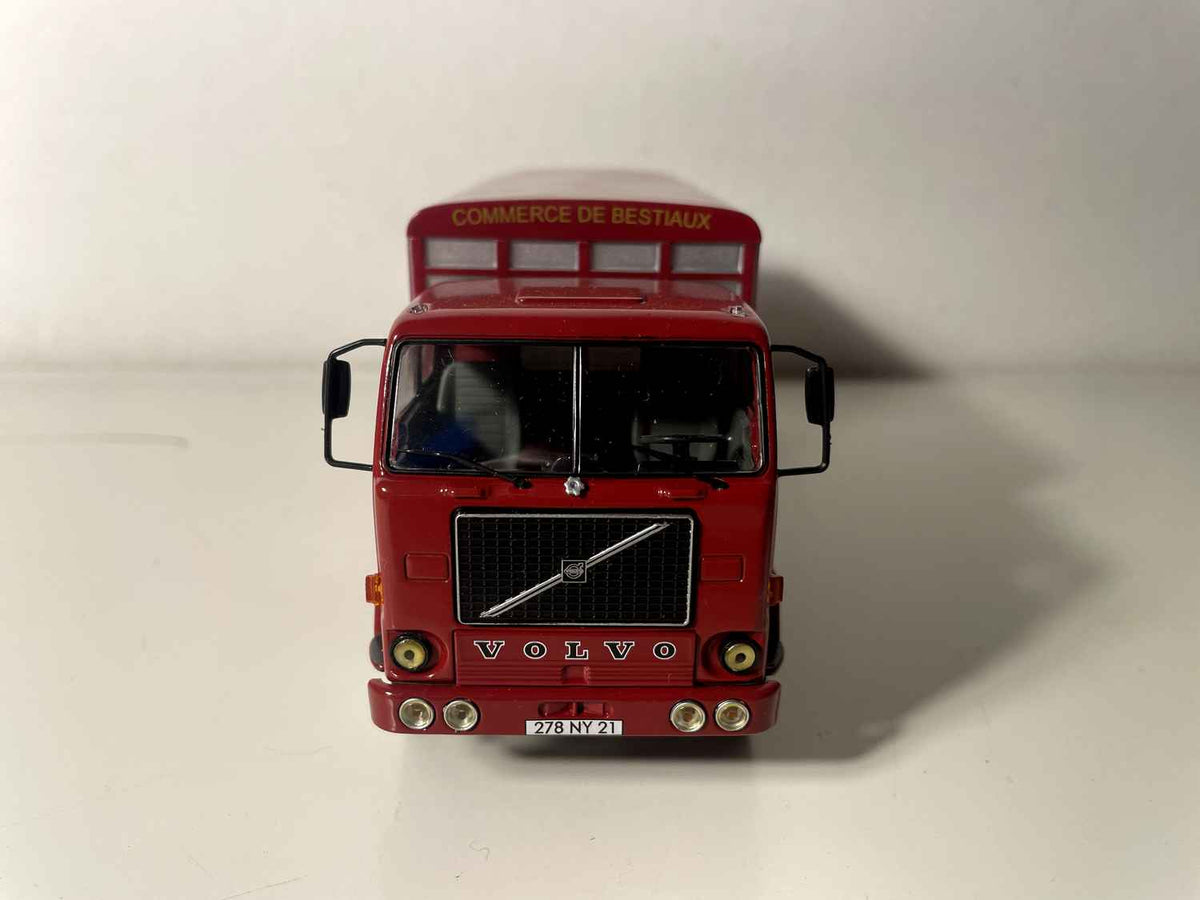Volvo F88 Fase 2 Rode en Grijze Vee Transportwagen (Transports Cordier)