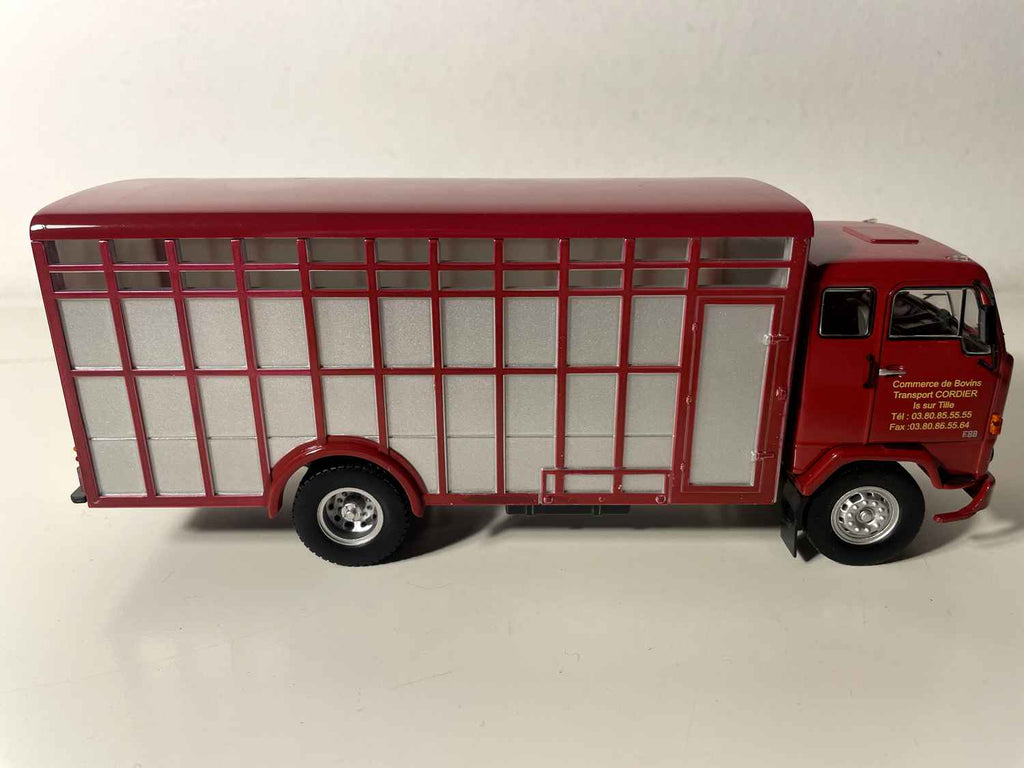 Volvo F88 Fase 2 Rode en Grijze Vee Transportwagen (Transports Cordier)