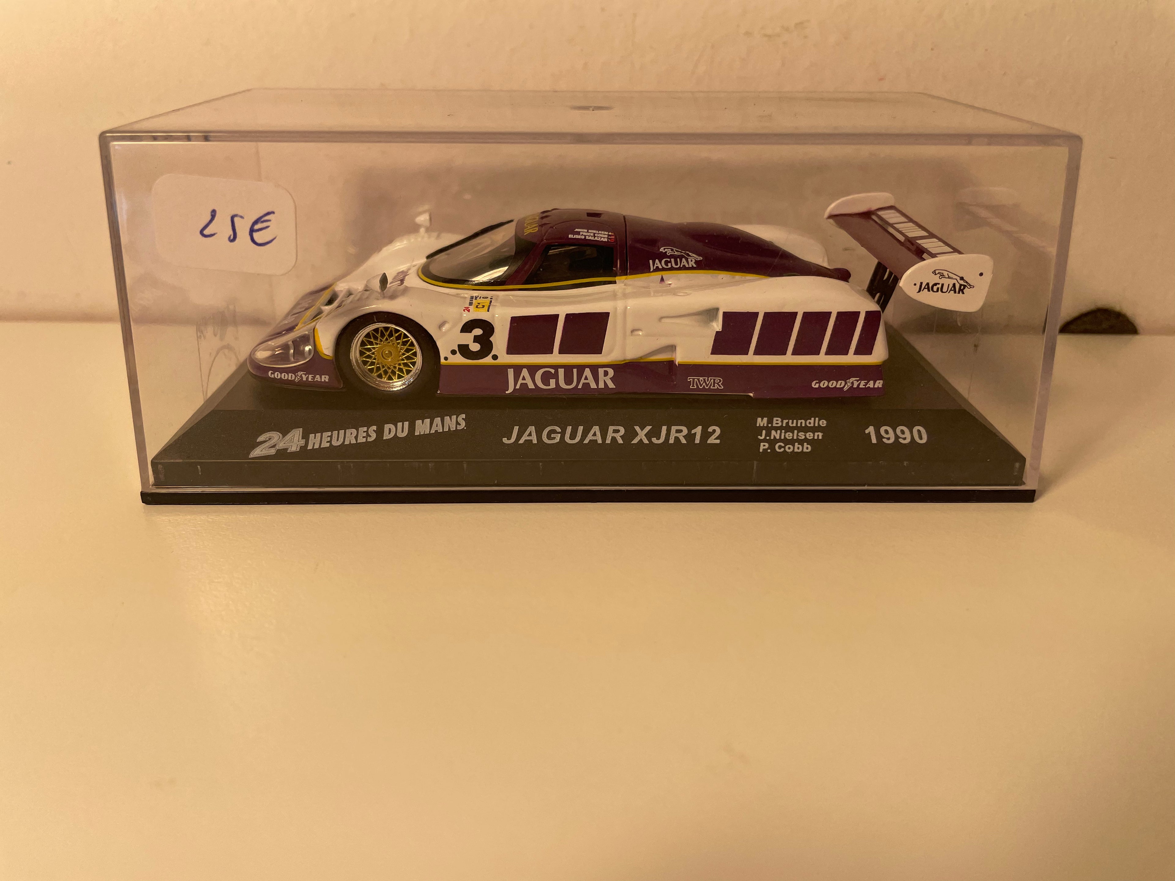 Jaguar XJR12 bianca e viola numero 3 (24 Ore di Le Mans 1990)