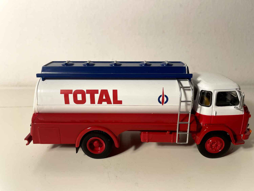 Saviem SM8 Tankwagen Rot und Weiß TOTAL