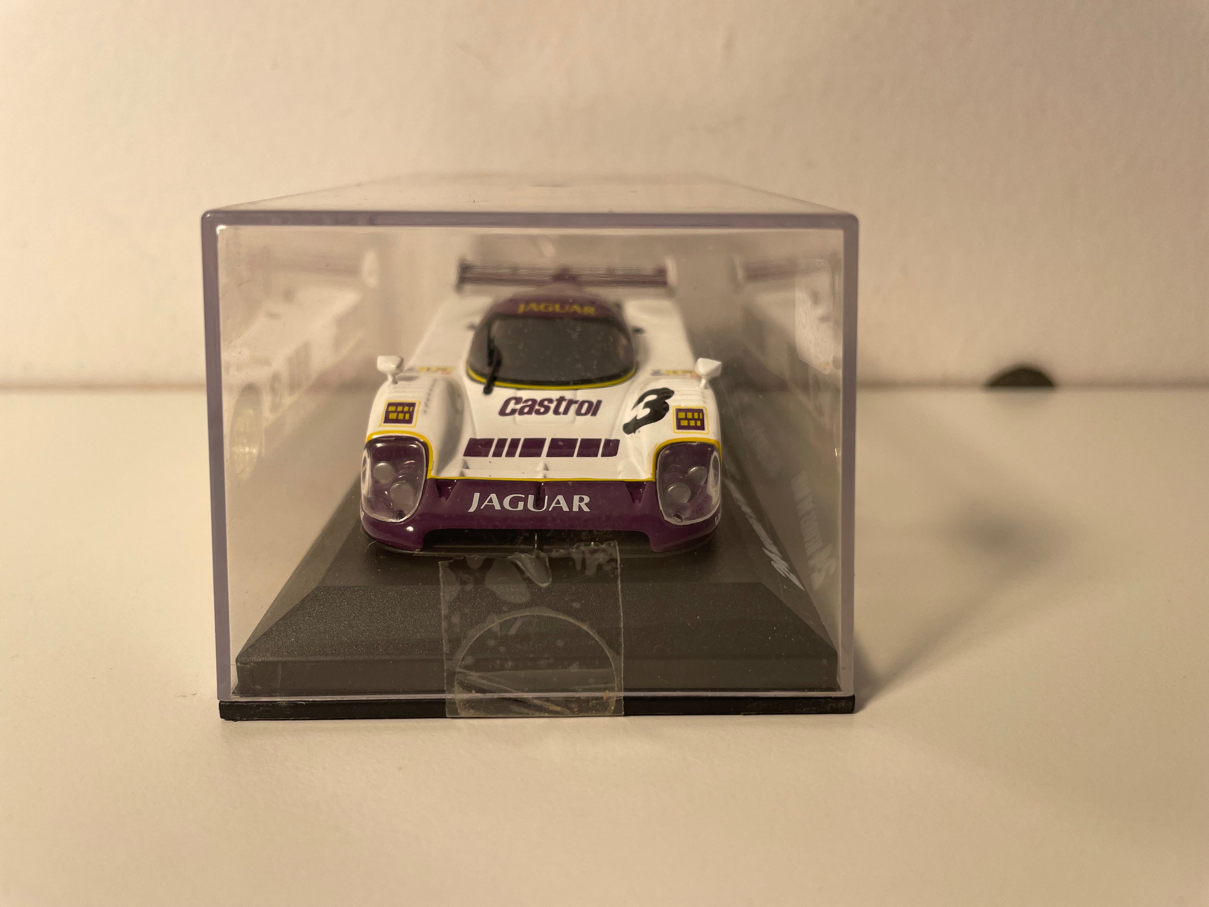 Jaguar XJR12 bianca e viola numero 3 (24 Ore di Le Mans 1990)