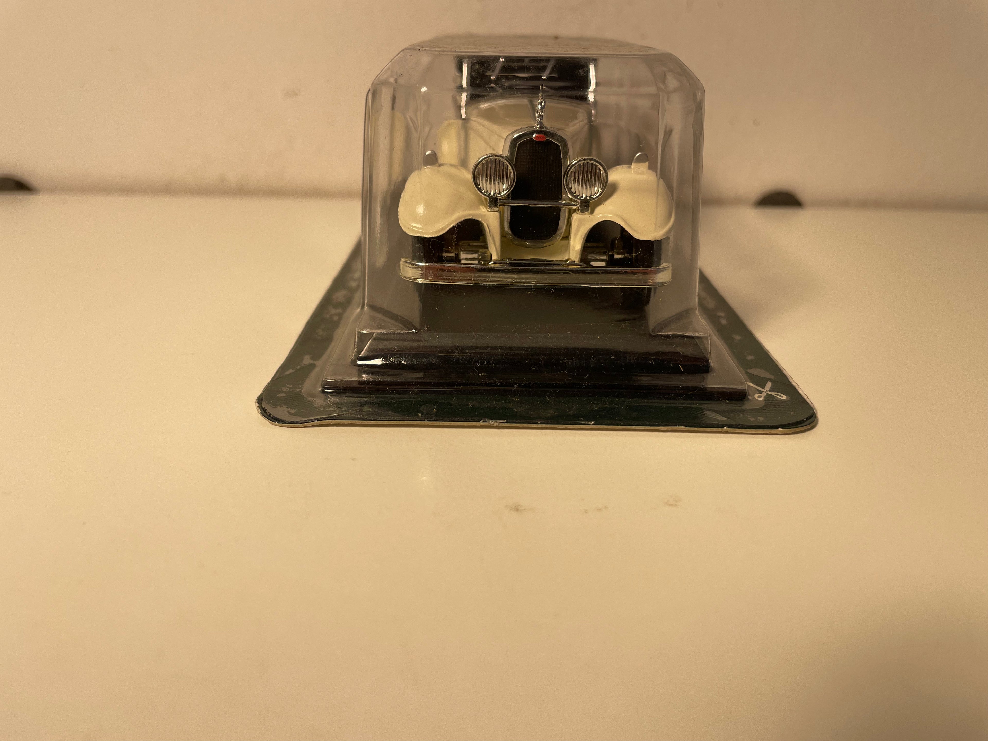 Bugatti royale beige et capote noire - Del Prado