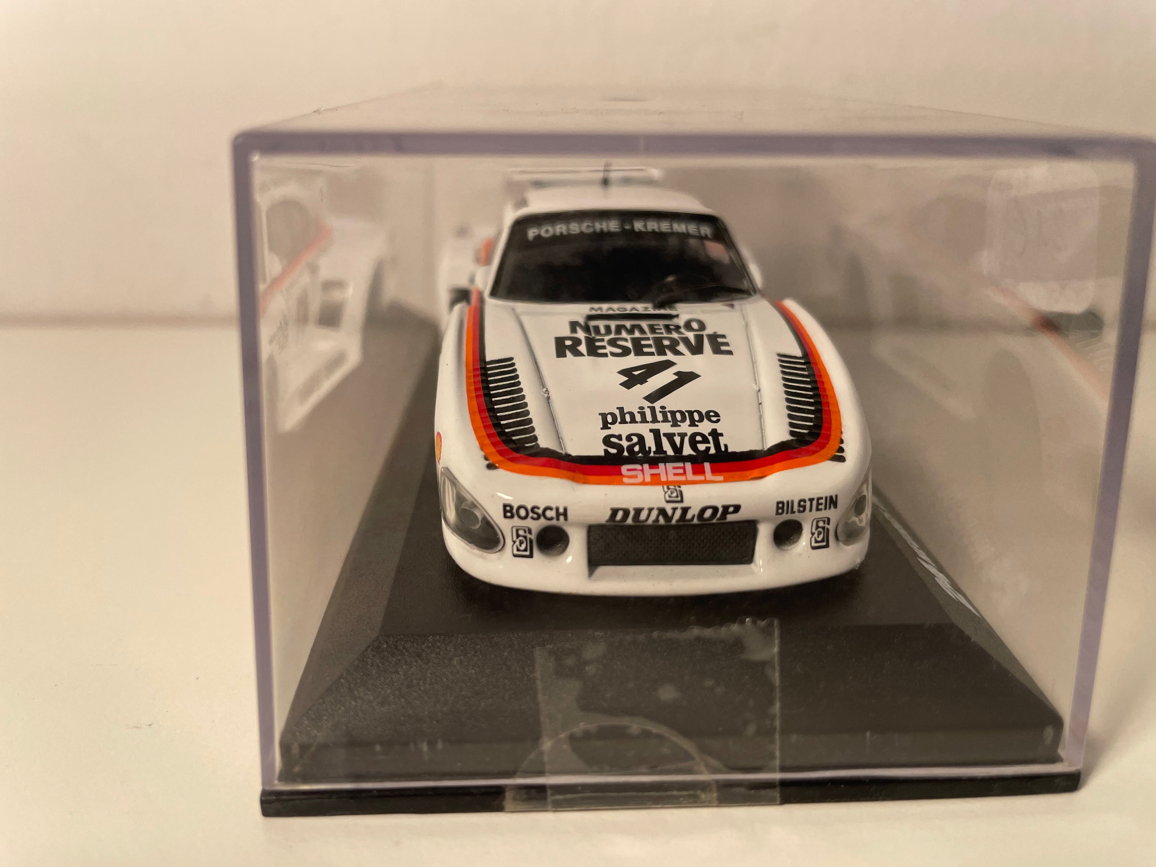 Białe Porsche 935K3 numer 41 (24-godzinny wyścig Le Mans z 1979 r.)