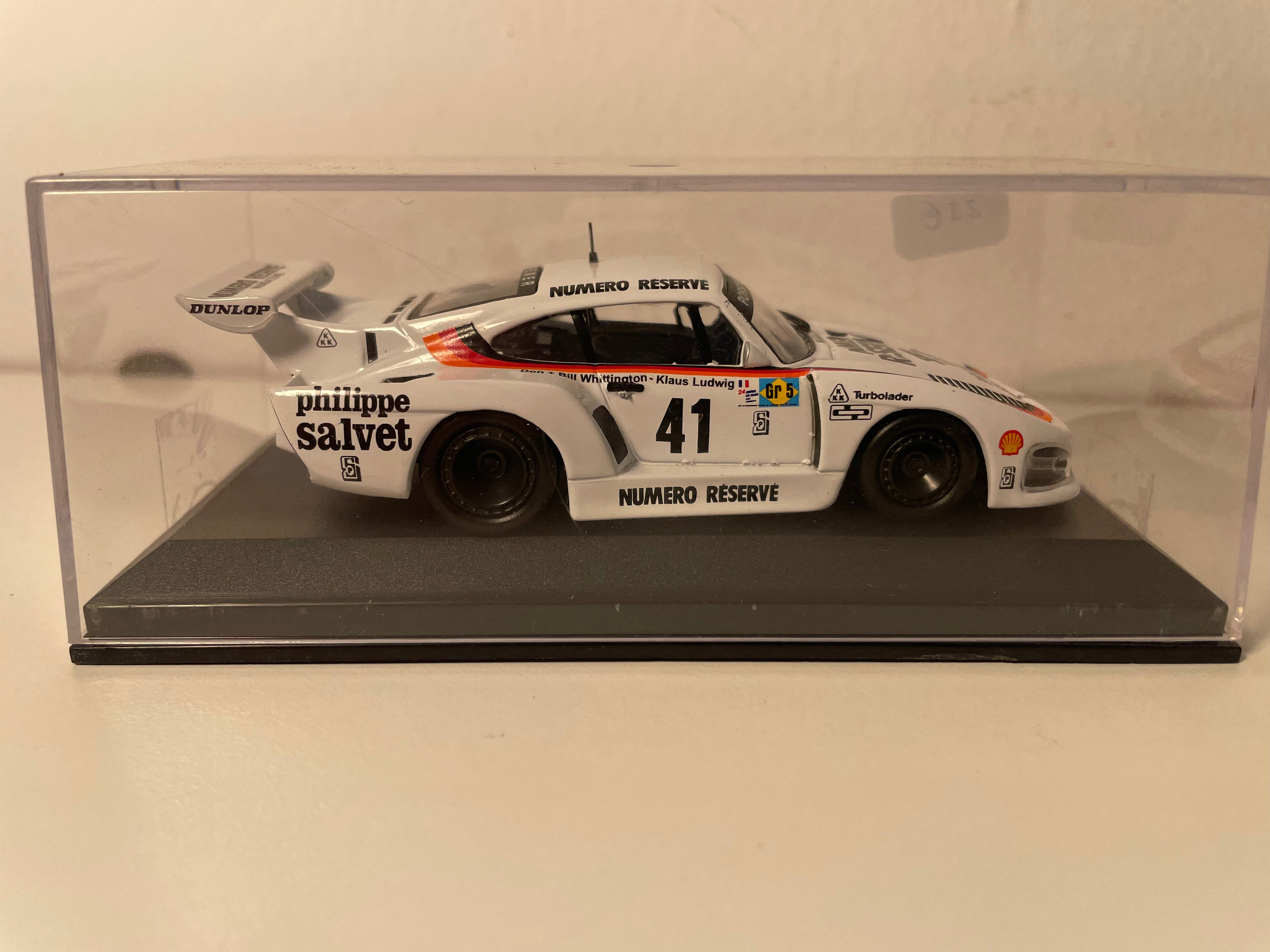 Białe Porsche 935K3 numer 41 (24-godzinny wyścig Le Mans z 1979 r.)