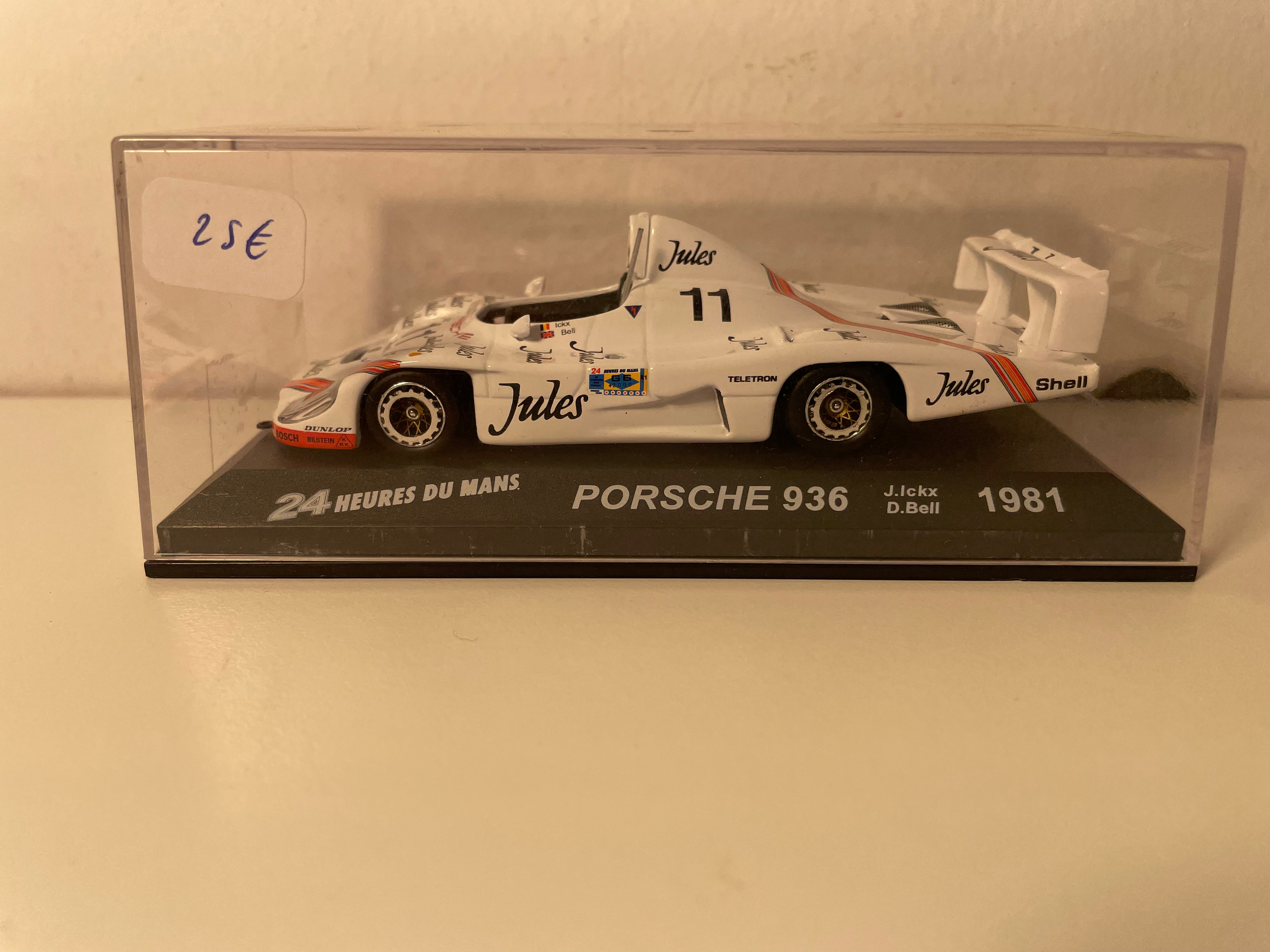 Białe Porsche 936 z wytłoczonym numerem JULES 11 (24-godzinny wyścig Le Mans 1981)