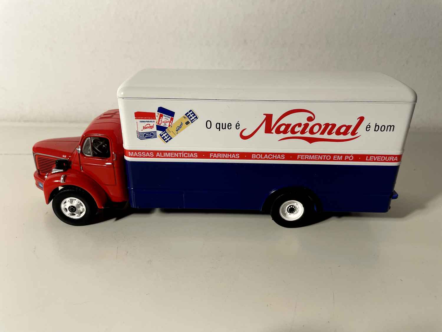 Camion BERLIET GLR 8R de 1956 avec publicité NACIONAL (cabine rouge et caisse bleue et blanche)