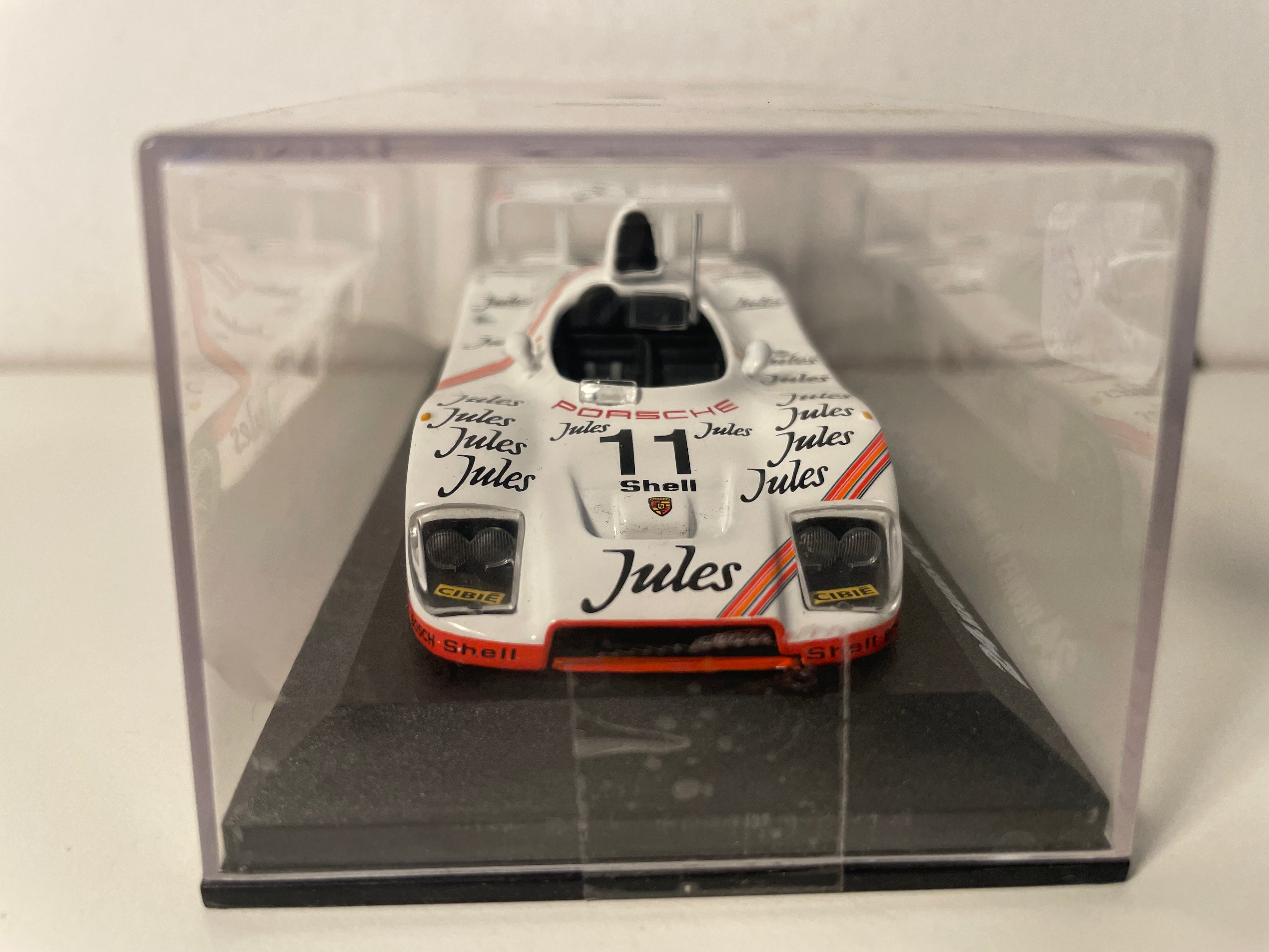Białe Porsche 936 z wytłoczonym numerem JULES 11 (24-godzinny wyścig Le Mans 1981)