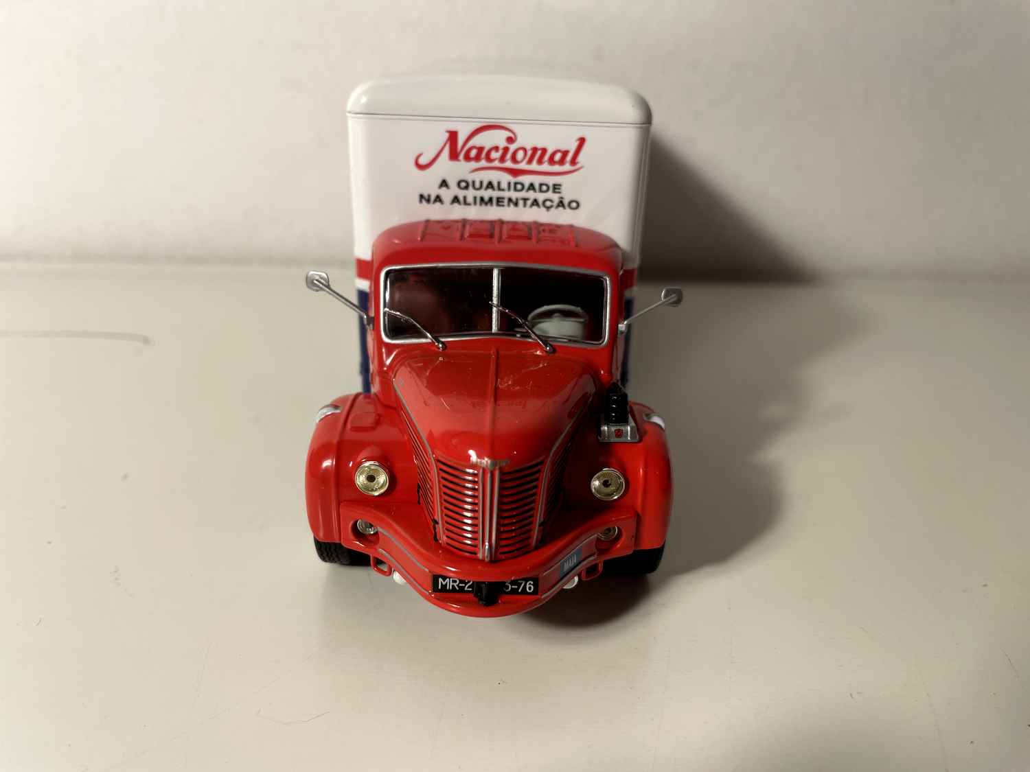 Camion BERLIET GLR 8R de 1956 avec publicité NACIONAL (cabine rouge et caisse bleue et blanche)