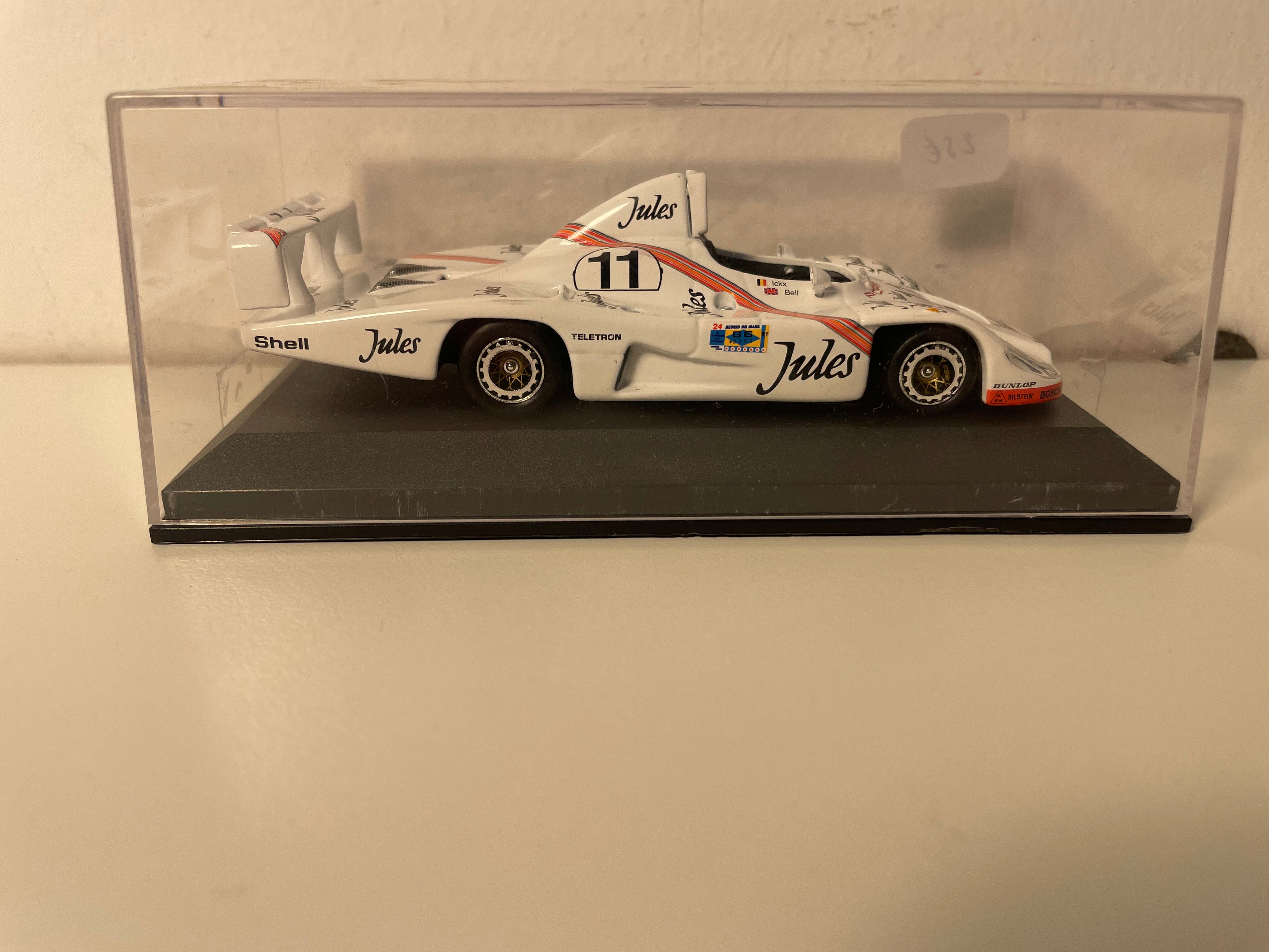 Białe Porsche 936 z wytłoczonym numerem JULES 11 (24-godzinny wyścig Le Mans 1981)