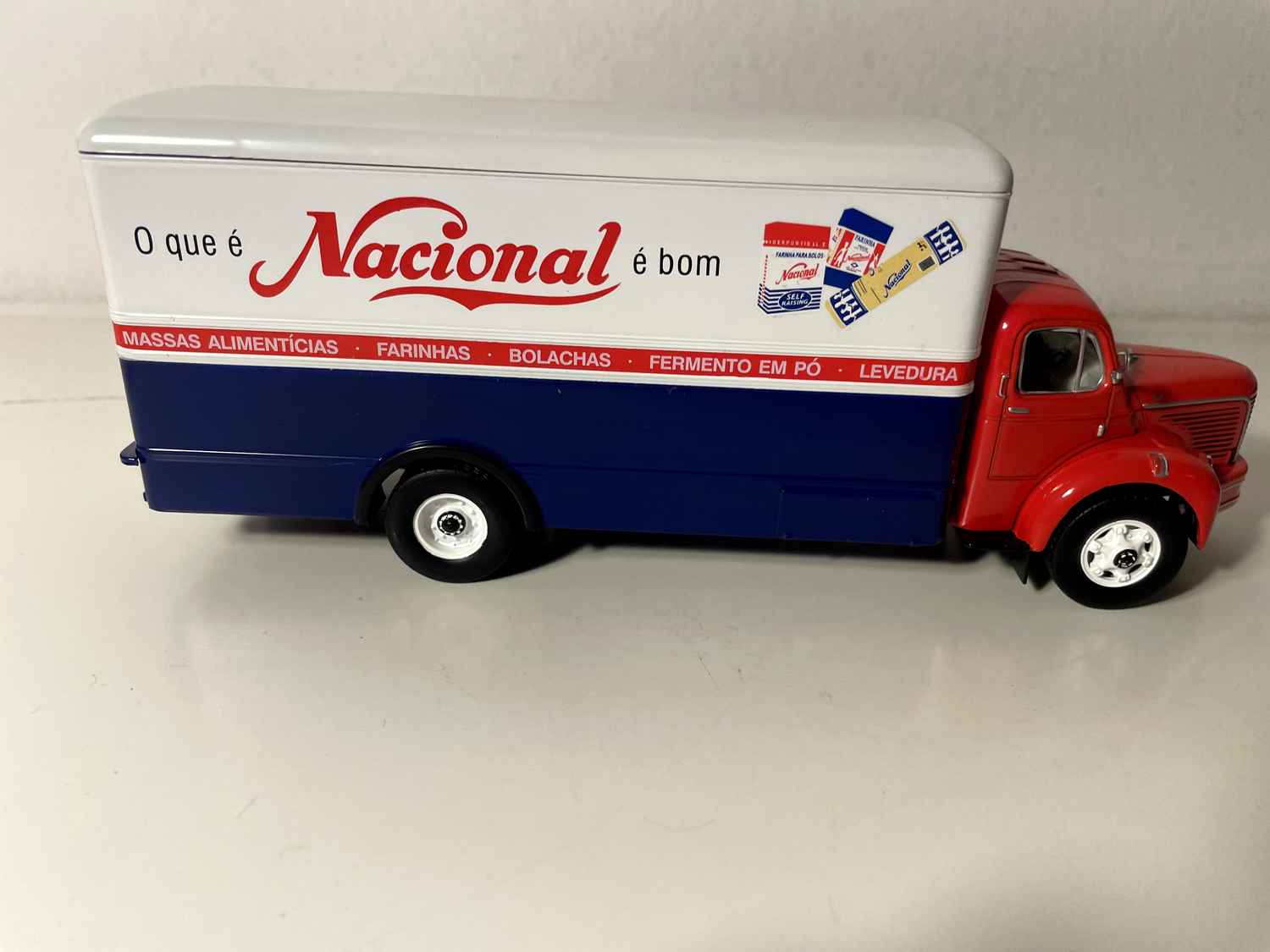 Camion BERLIET GLR 8R de 1956 avec publicité NACIONAL (cabine rouge et caisse bleue et blanche)