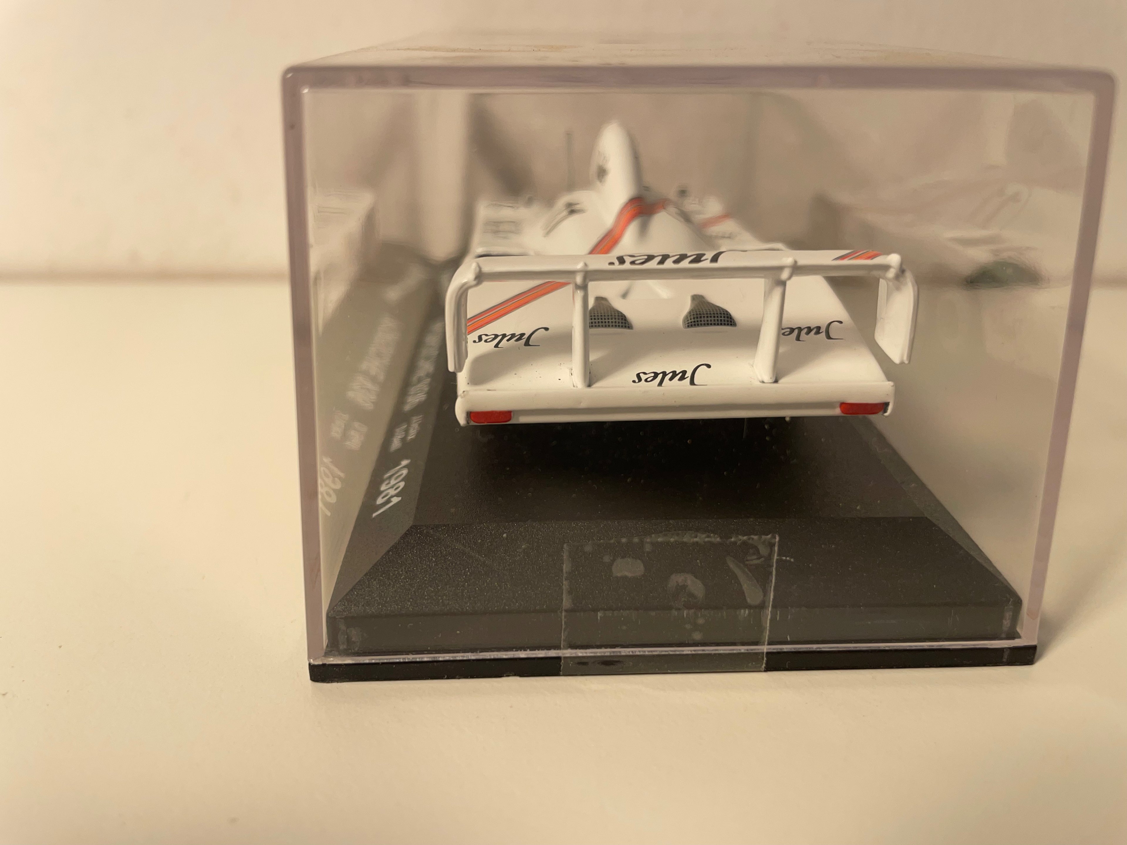 Białe Porsche 936 z wytłoczonym numerem JULES 11 (24-godzinny wyścig Le Mans 1981)