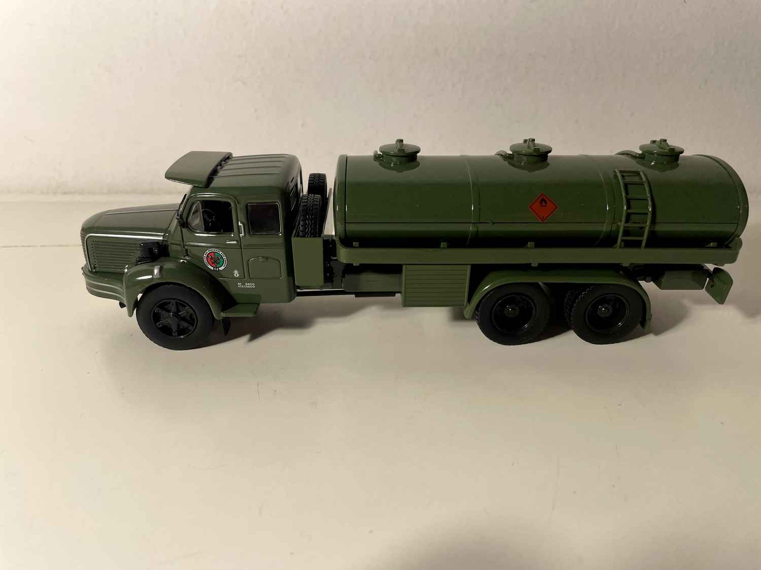 Cysterna Berliet GLM 10 w kolorze ciemnozielonym