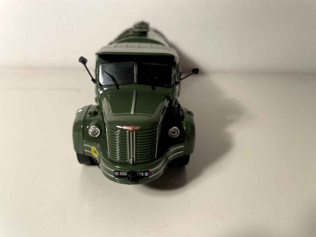 Berliet GLM 10 dunkelgrüner Panzerwagen
